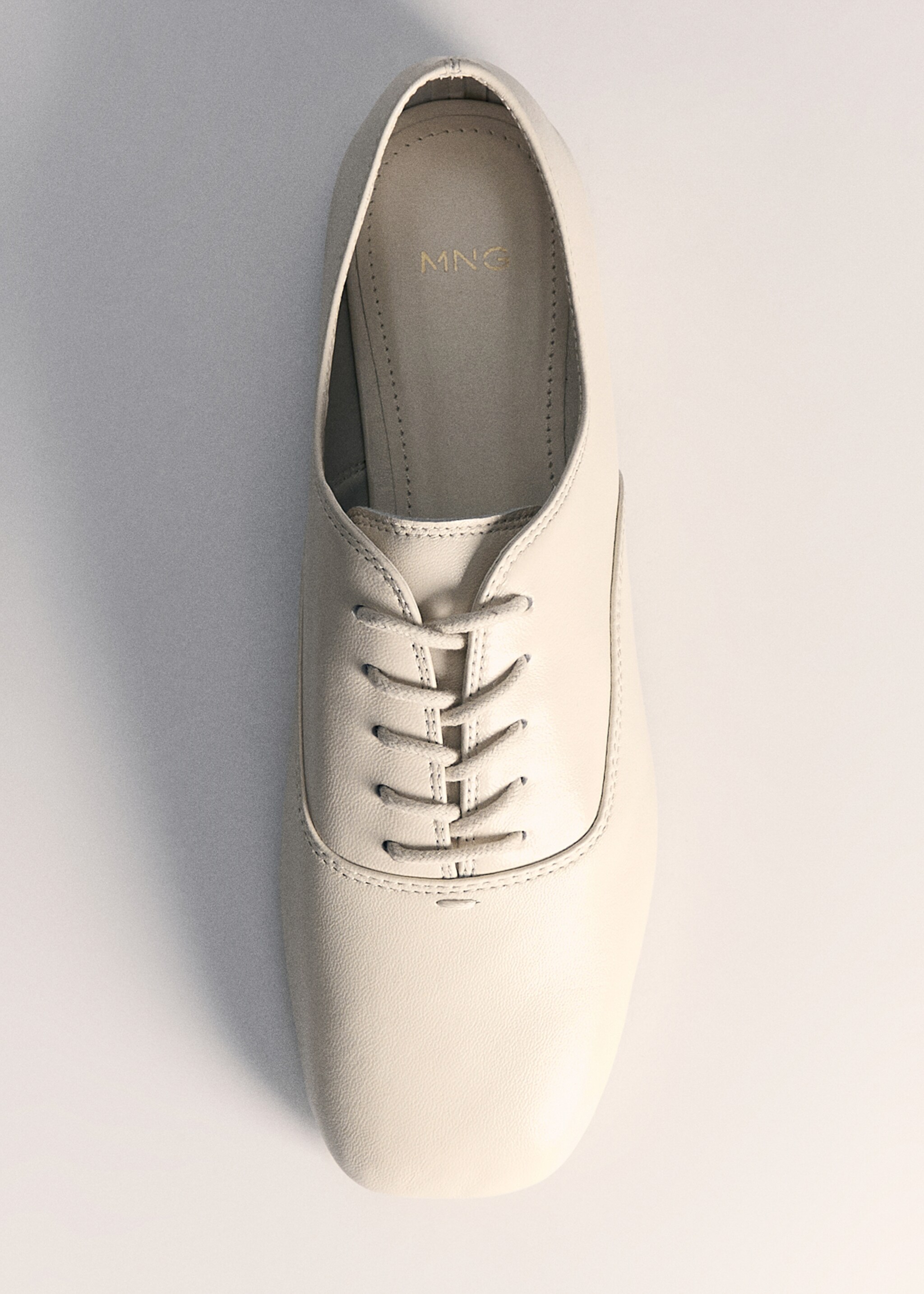 Leren veterschoenen - Detail van het artikel 5, Ecru. Ref: 77025997-00.