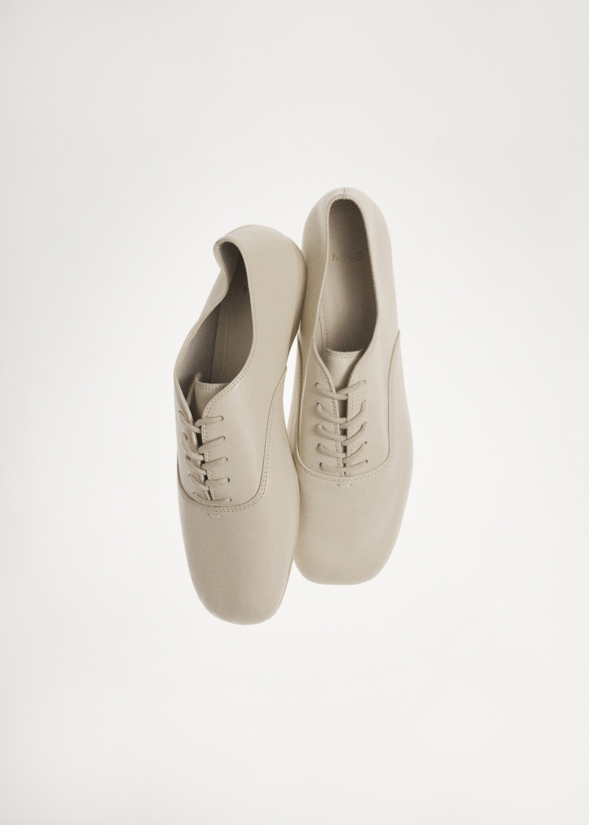 Leren veterschoenen - Detail van het artikel 6, Ecru. Ref: 77025997-00.