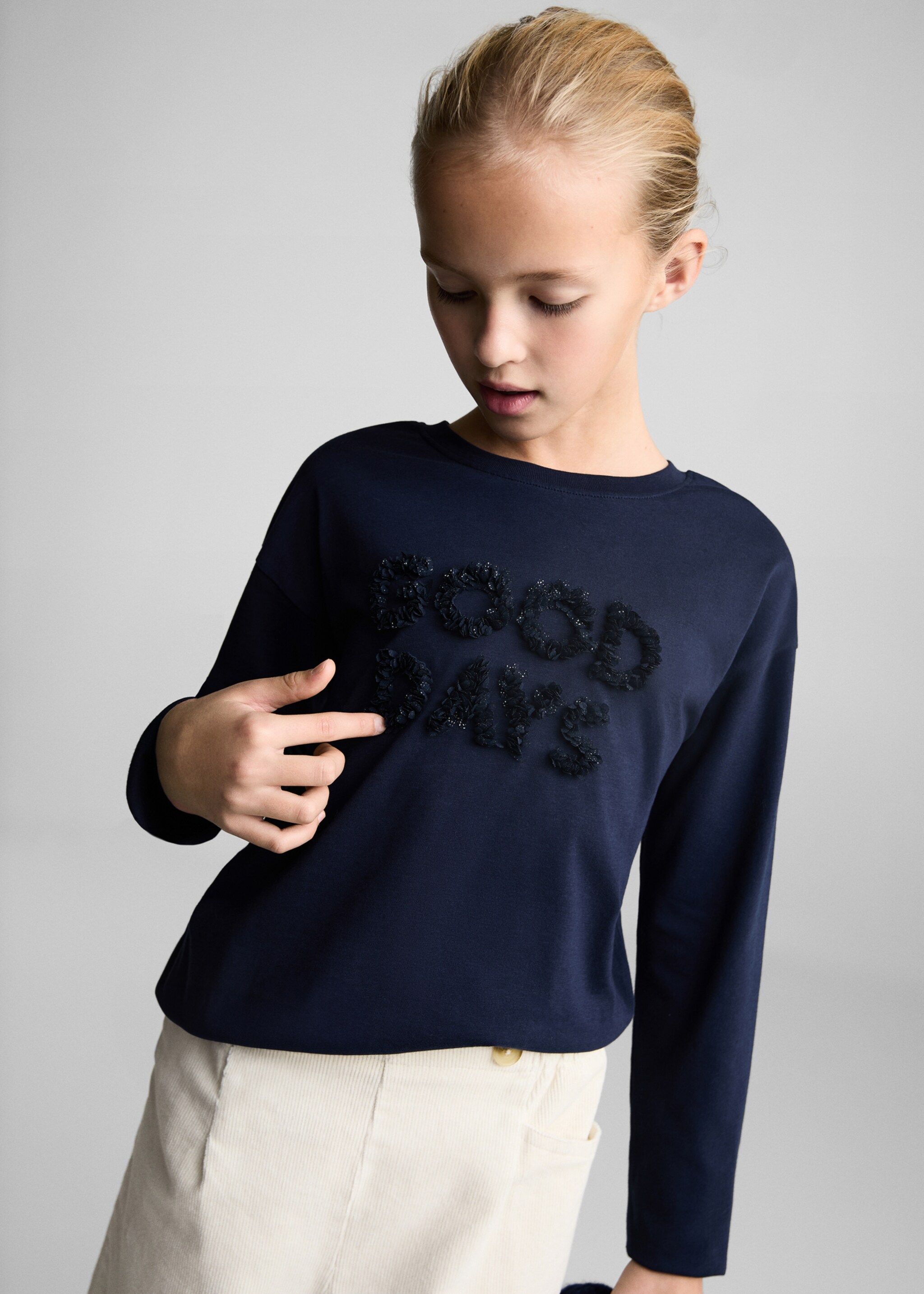 T-shirt détails relief - Plan moyen, Bleu marine foncé. Ref: 77026007-00.