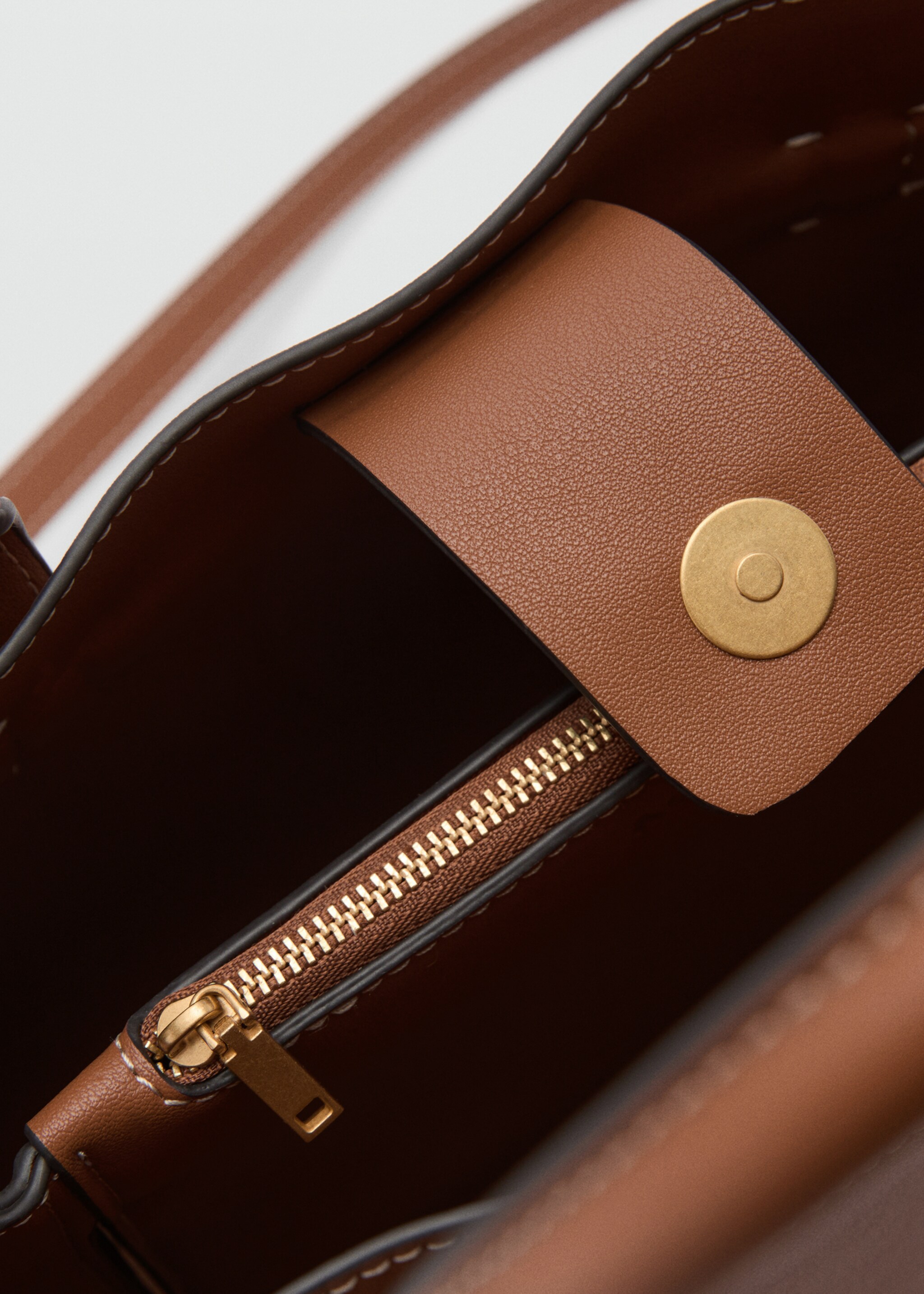 Shopper bag with padlock - Details of the article 3, Leather. Ref: 77026354-00.