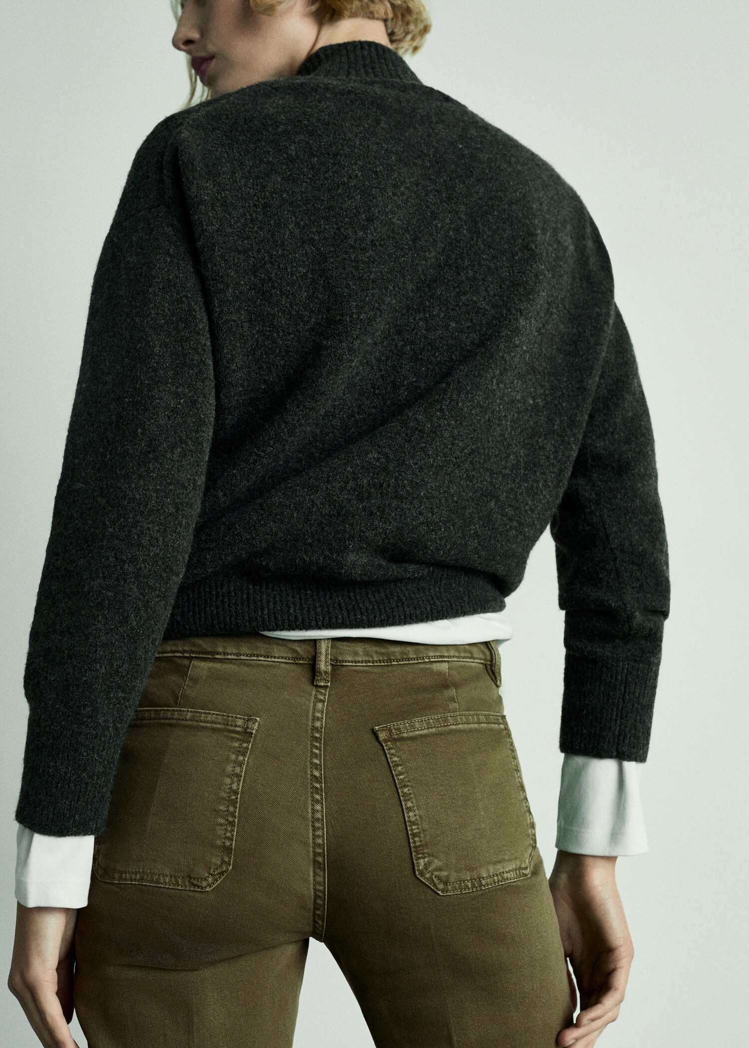 Flared cropped jeans with pockets - Details of the article 2