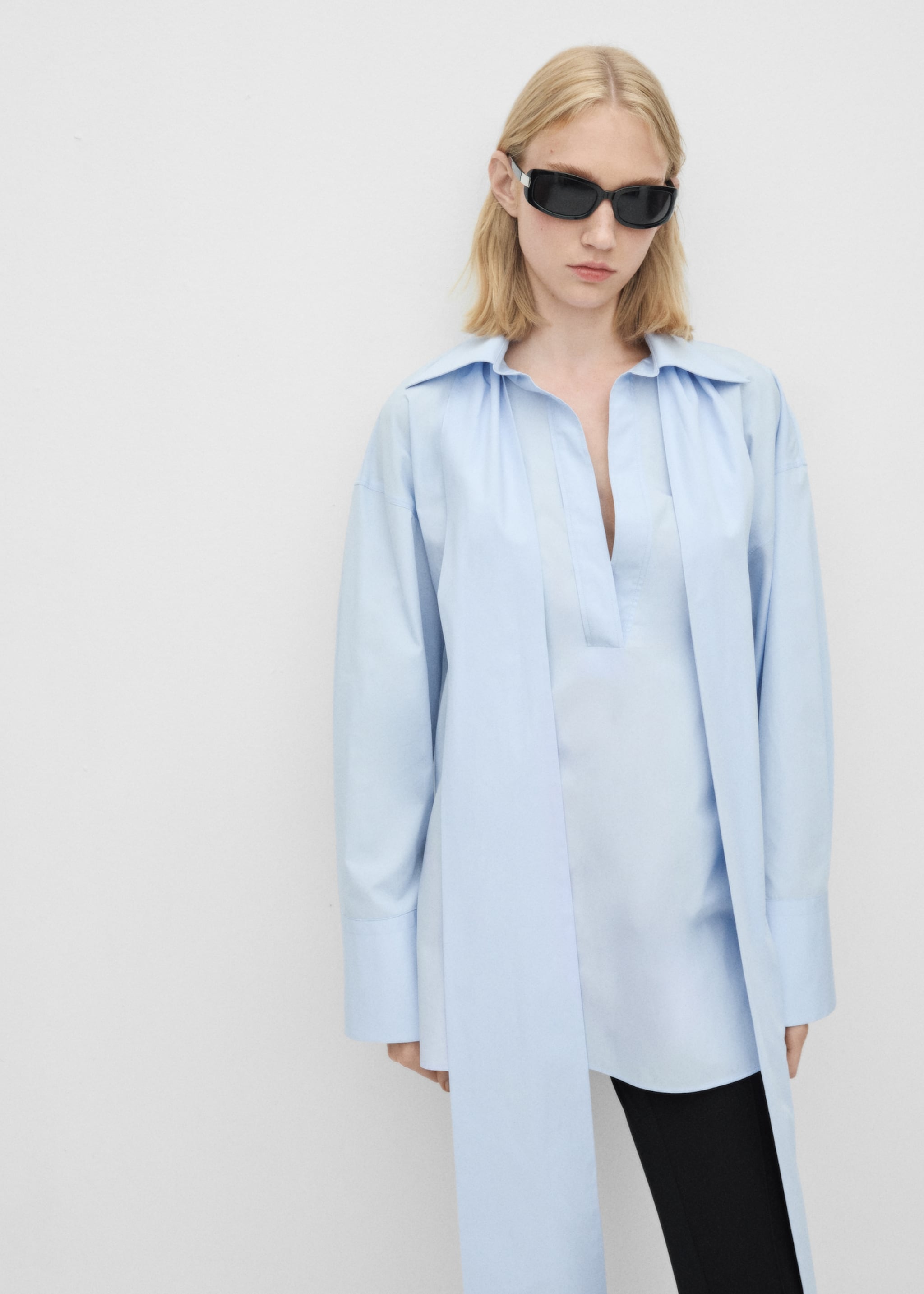 Halenka oversize s vázačkou - Náhled ve středové rovině, Modrá obloha. Ref: 77026763-00.