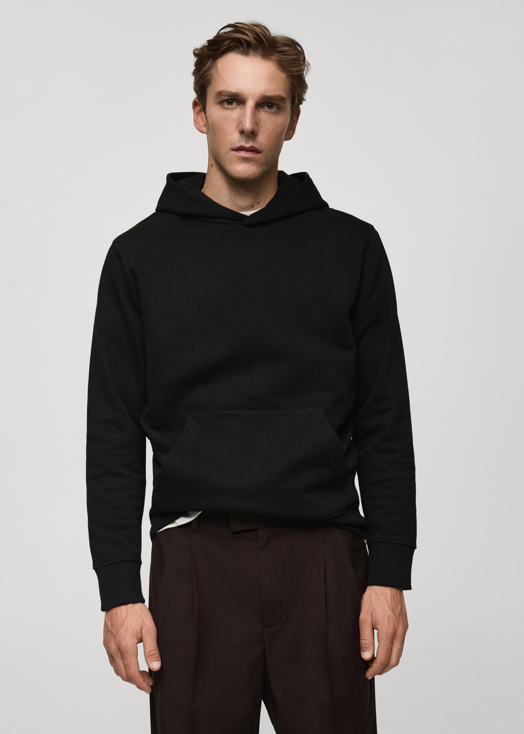 Baumwoll-Kapuzensweatshirt mit Känguru-Tasche - Mittlere Ansicht, Schwarz. Ref: 77027115-00.