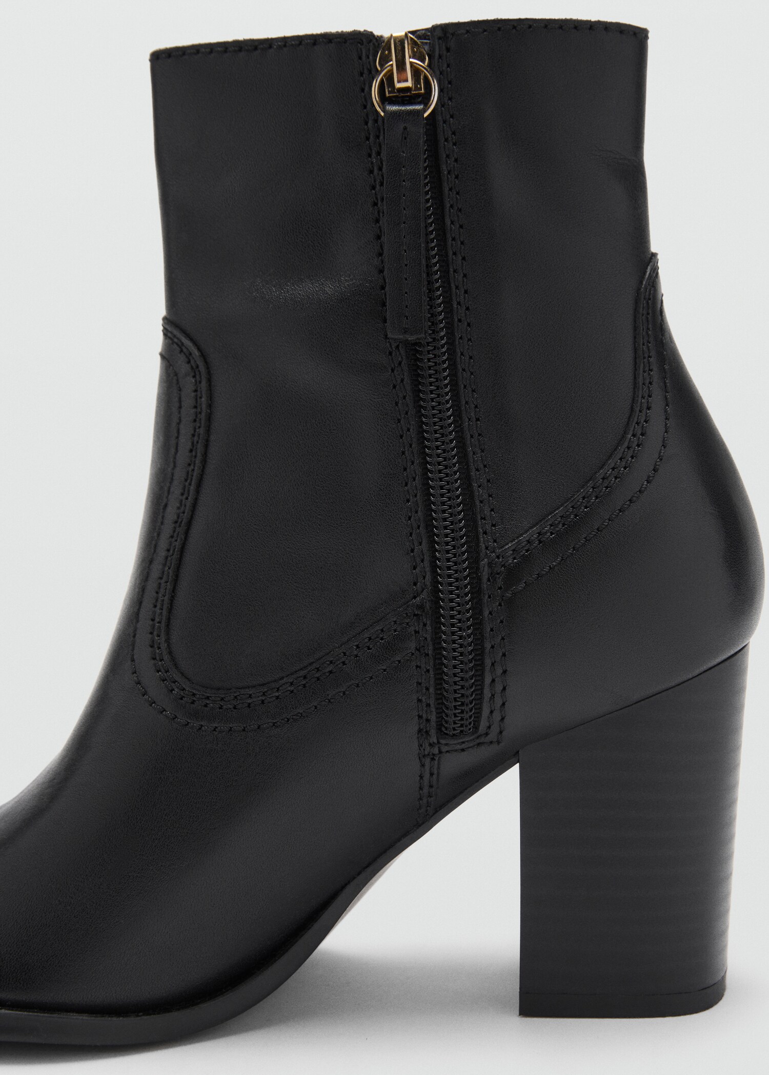 Leather pointed ankle boots - Details of the article 1