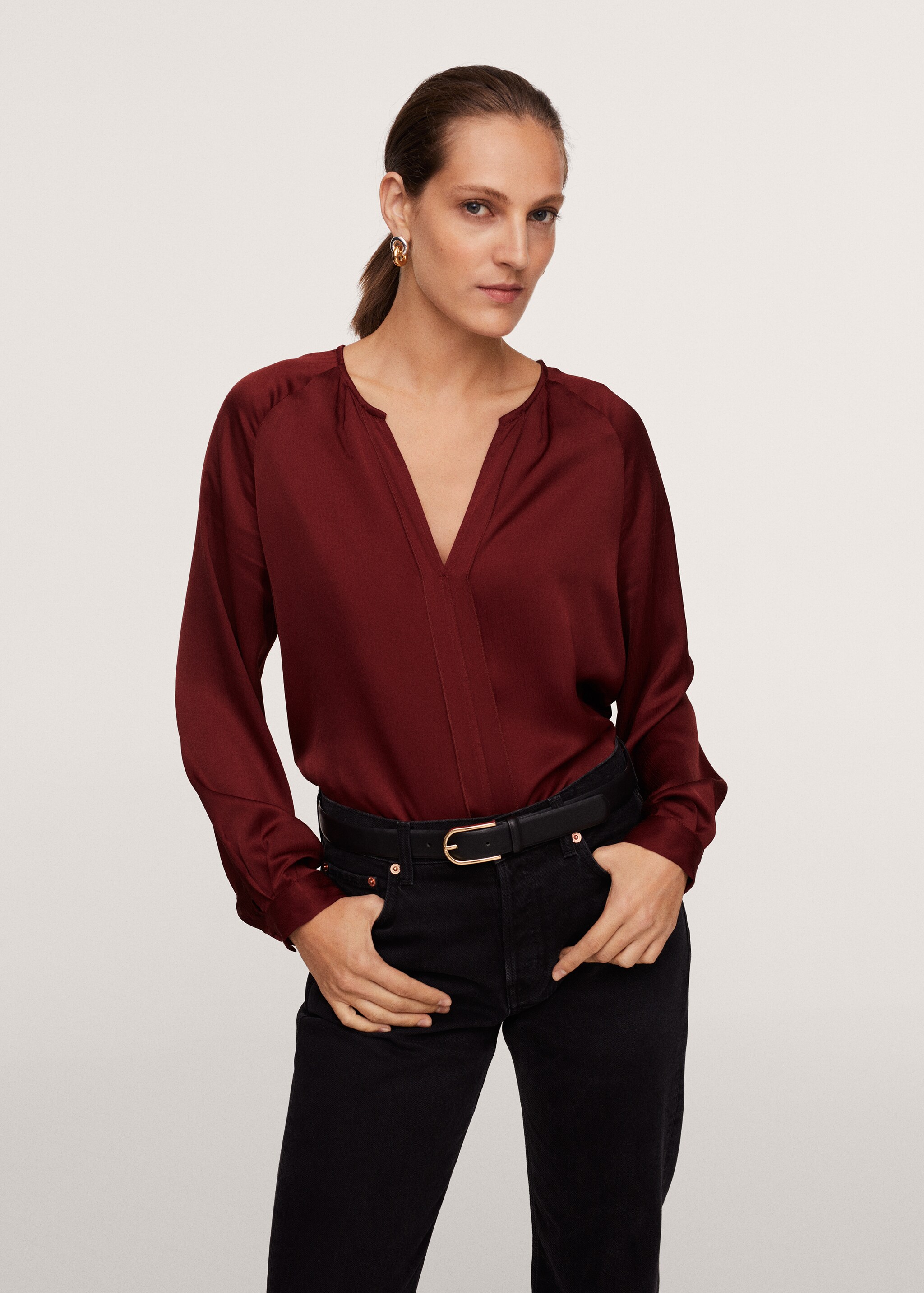 Blusa satinada  - Plano medio