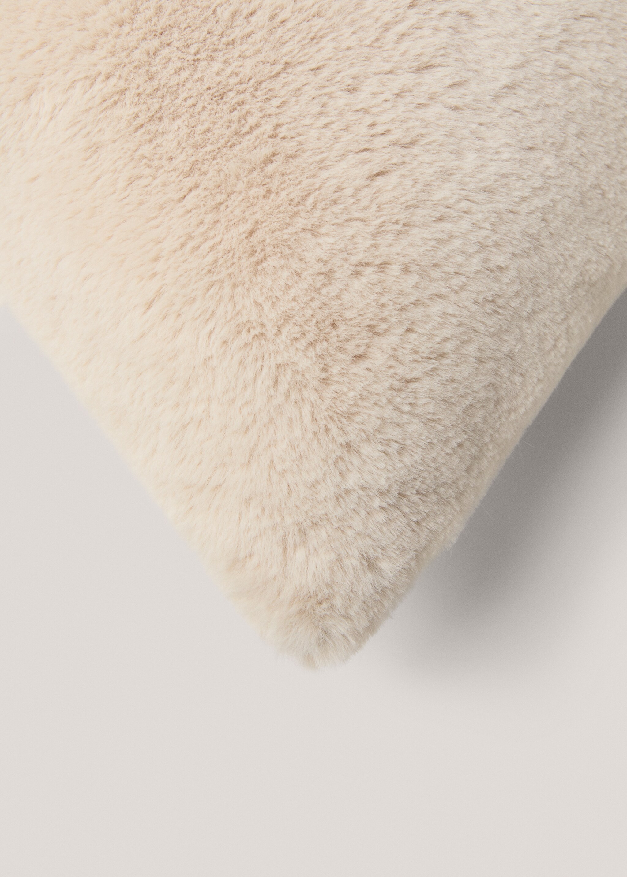 Faux-fur cushion cover 45x45cm - Details of the article 1, Sand. Ref: 77027647-00.