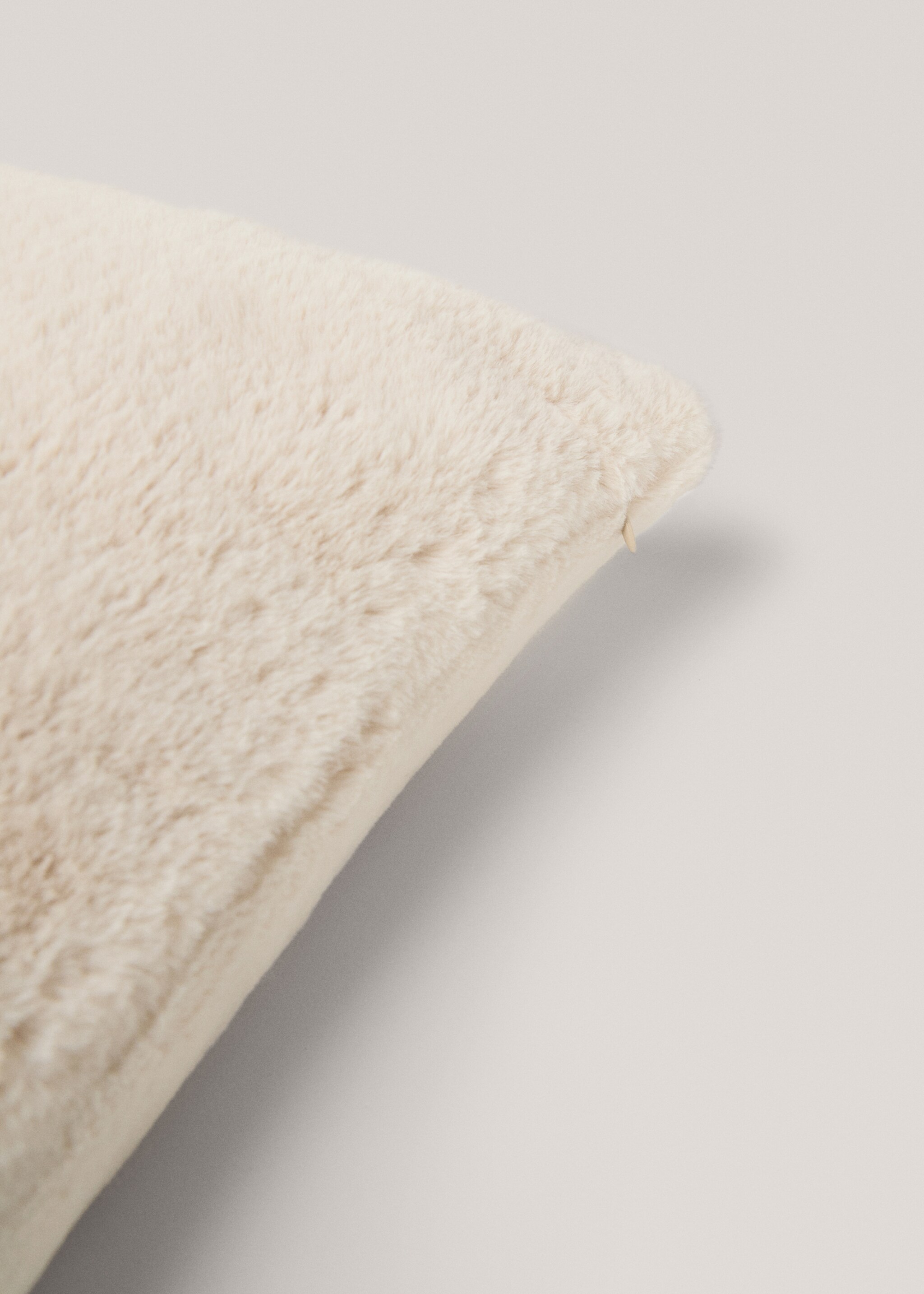 Faux-fur cushion cover 45x45cm - Details of the article 2, Sand. Ref: 77027647-00.
