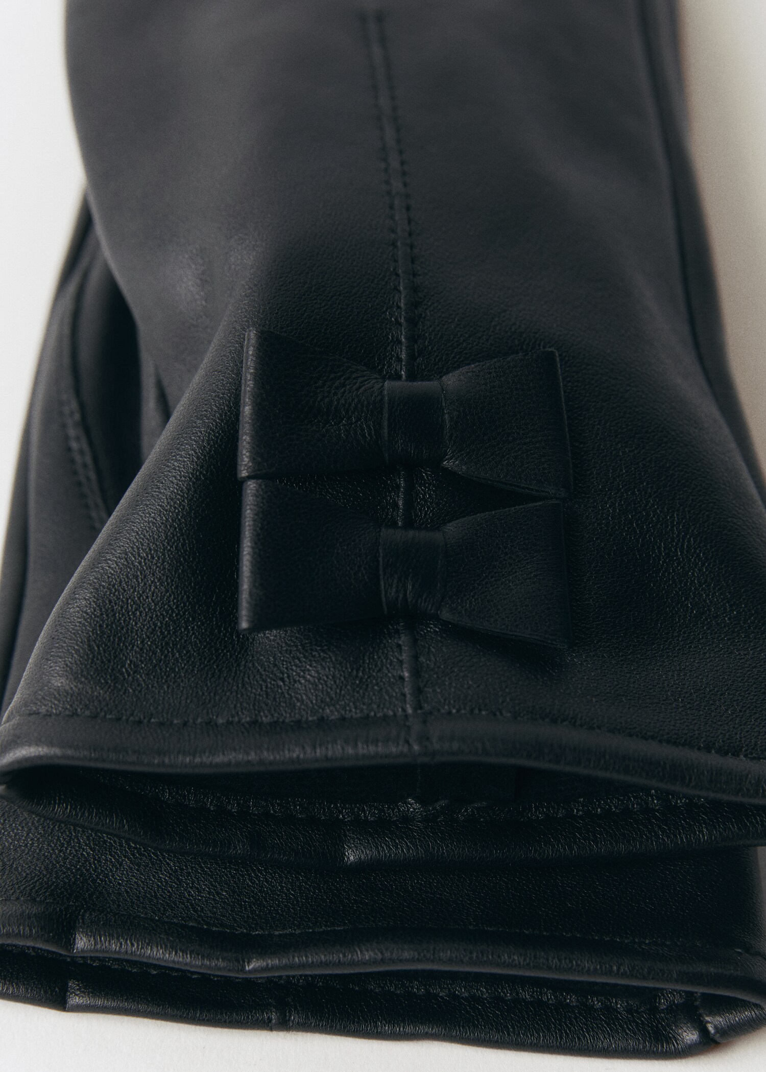 Lederhandschuhe mit Schleifendetail - Mittlere Ansicht