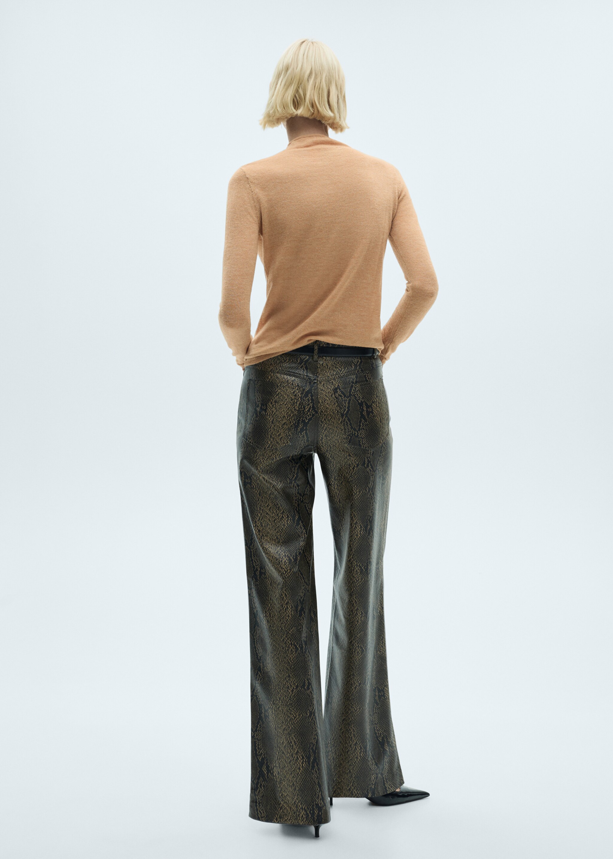 Tenký svetr s výstřihem perkins - Zadní strana zboží, Středně hnědá. Ref: 77027668-00.