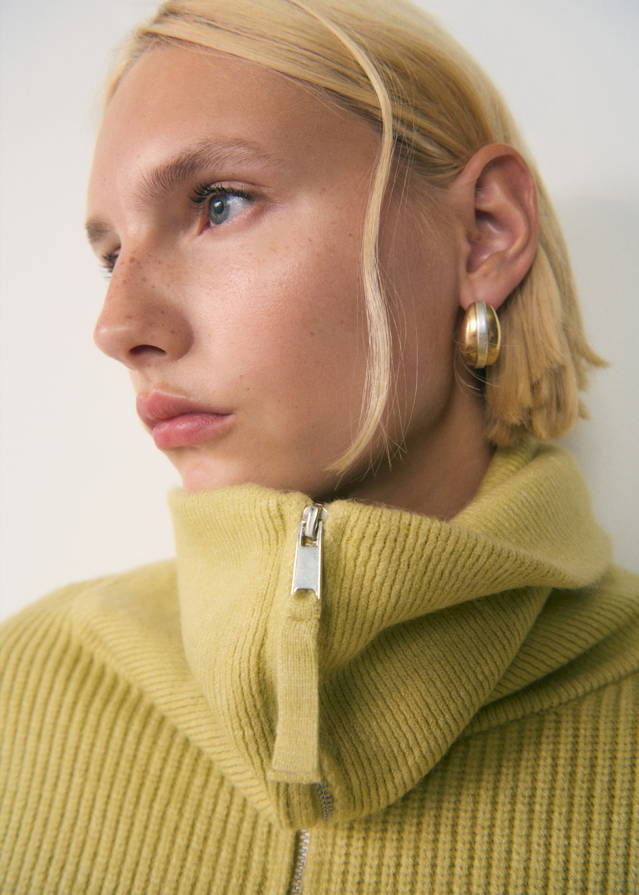 Svetr s výstřihem na zip - Detail zboží 1, Olivová. Ref: 77027672-00.