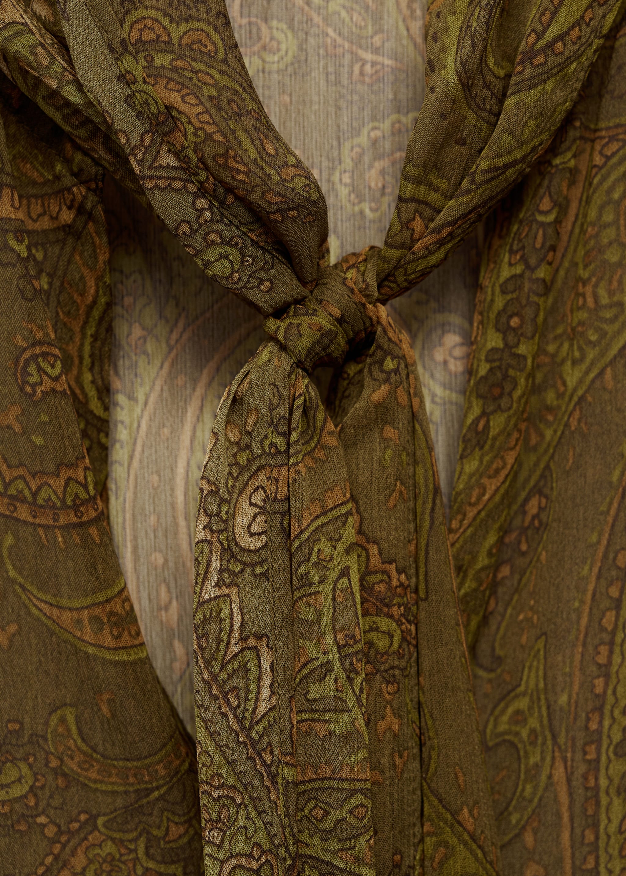 Blouse met print en strik - Detail van het artikel 8, Middengroen. Ref: 77027680-00.