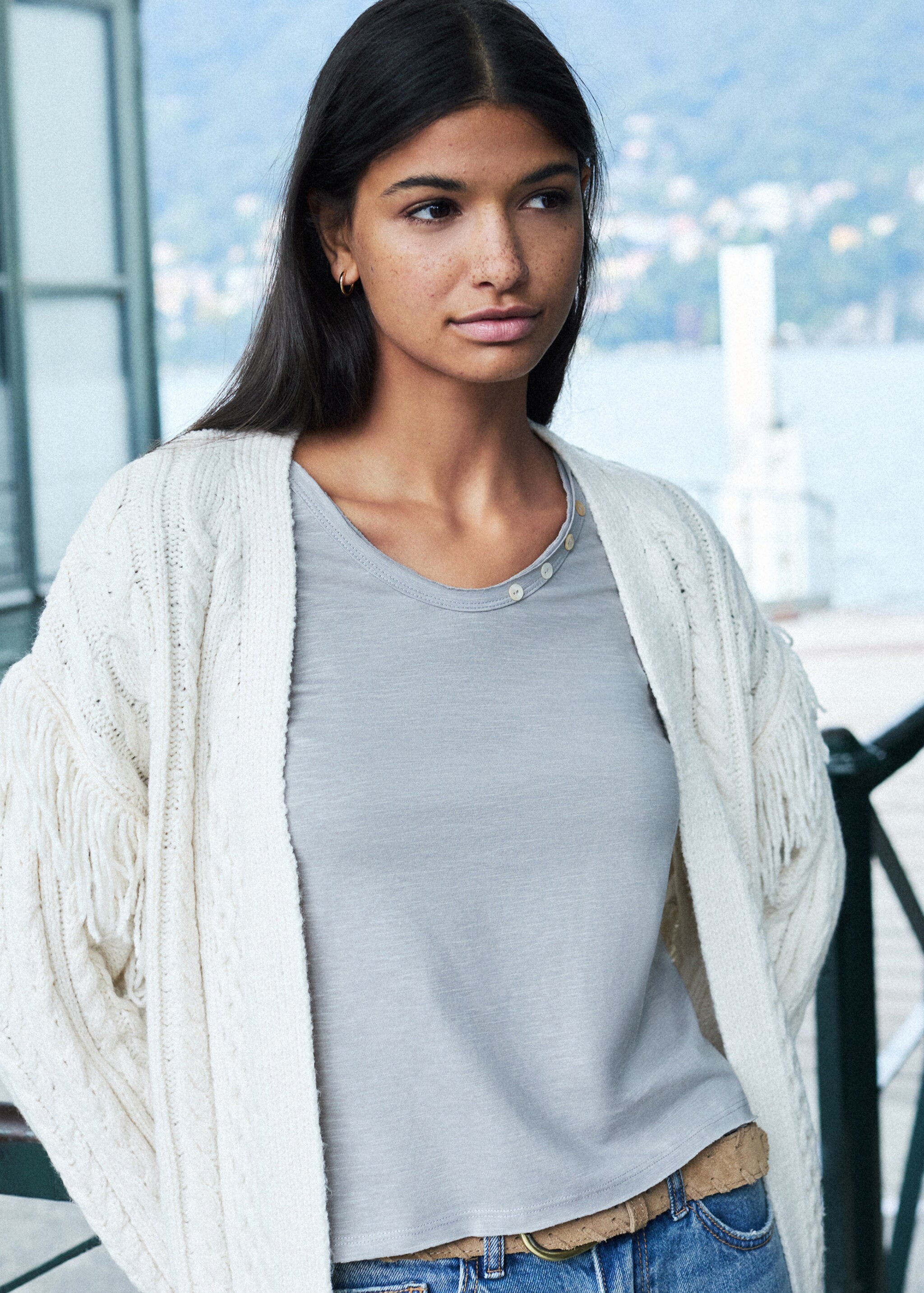 Samarreta màniga llarga botons - Detall de l'article 5, Gris. Ref: 77027696-00.