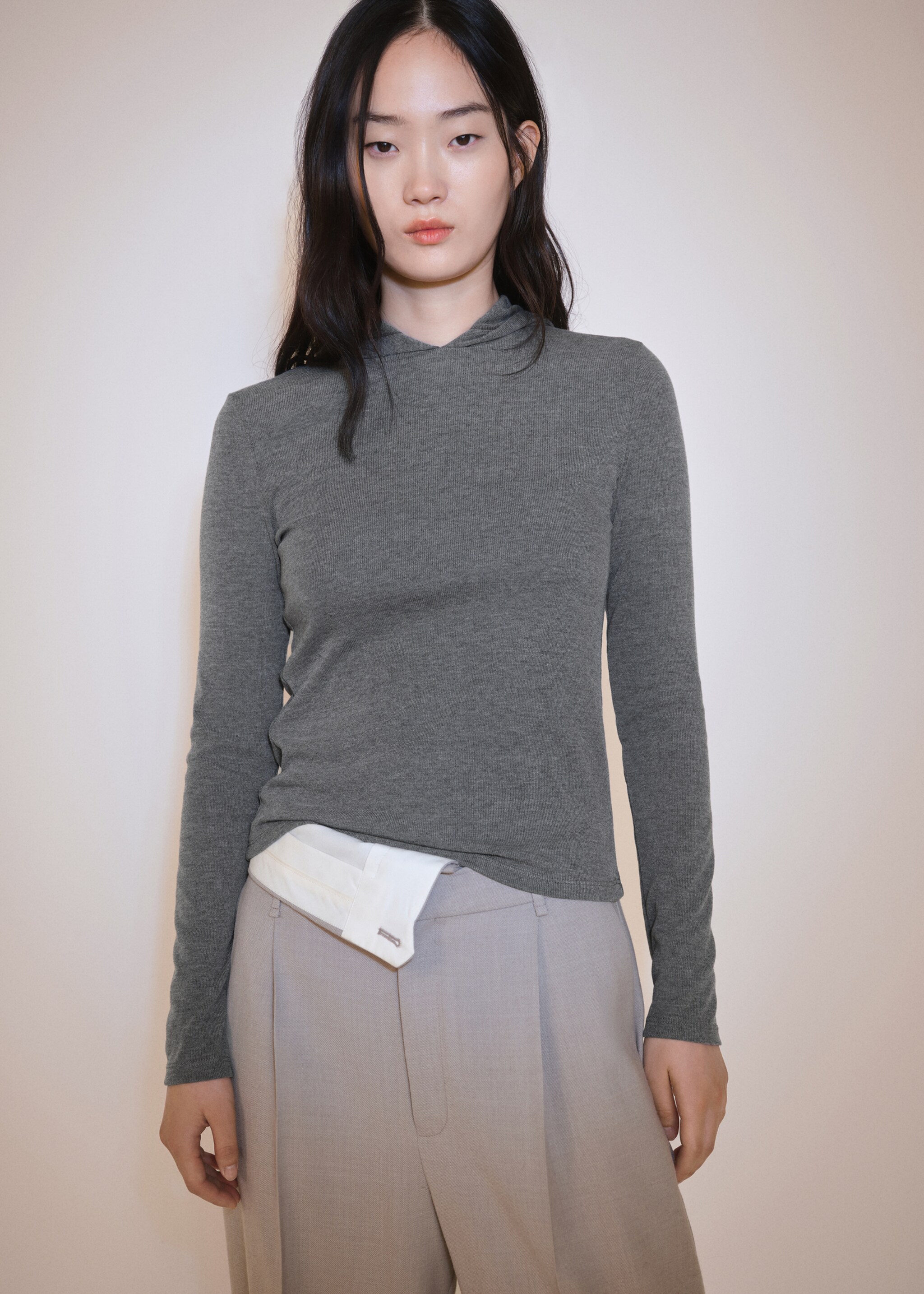 T-shirt manches longues capuche - Plan moyen, Gris. Ref: 77027699-00.