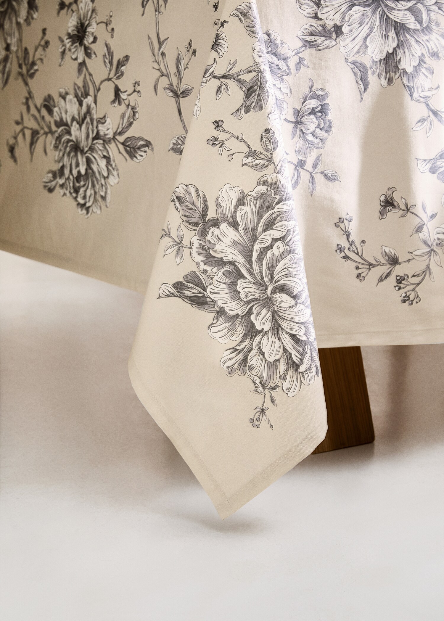 Cotton tablecloth with floral design for 2 to 4 diners - Details of the article 7