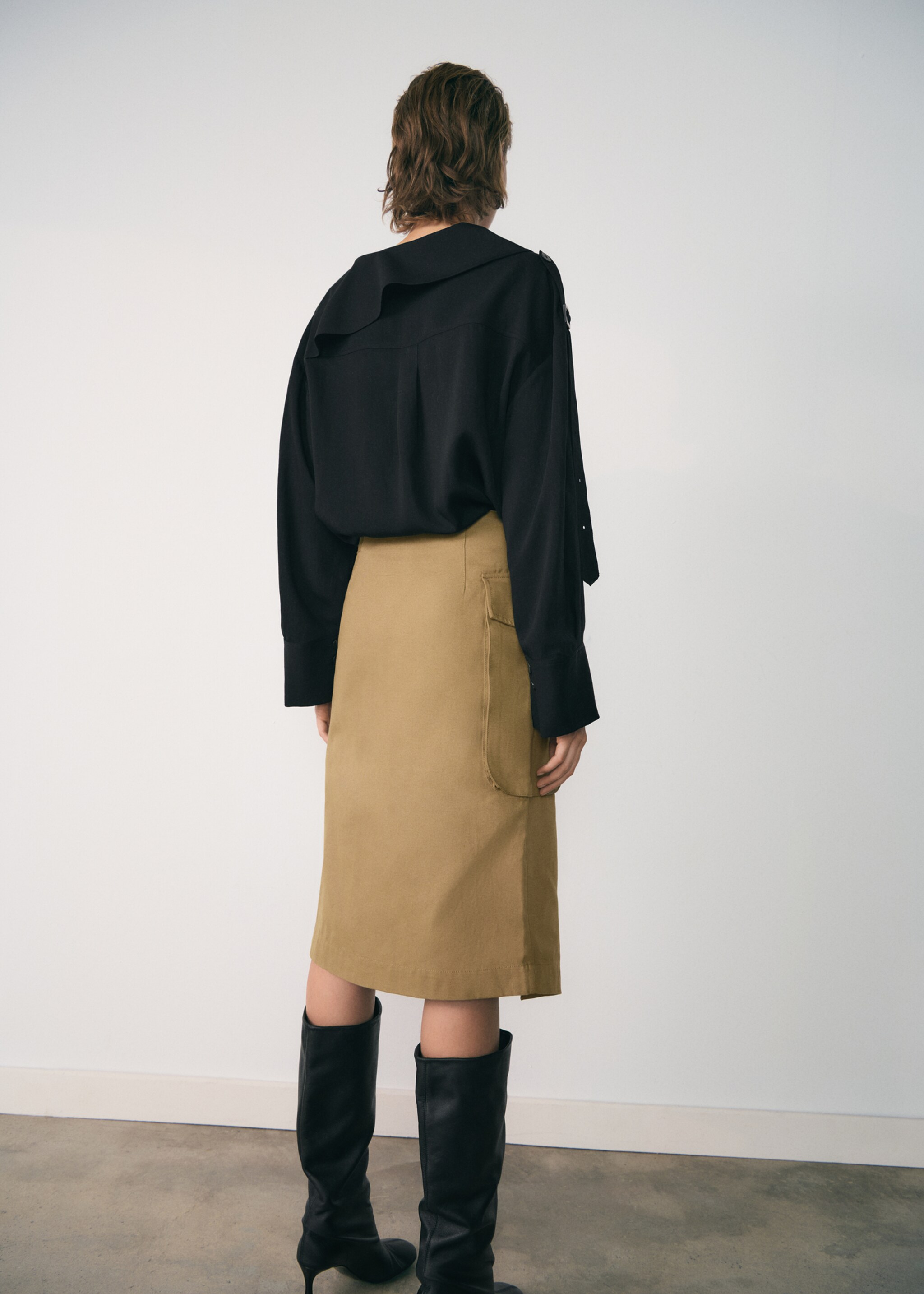 Spódnica midi z kieszeniami cargo - Tylna strona artykułu, Khaki. Ref: 77027715-00.