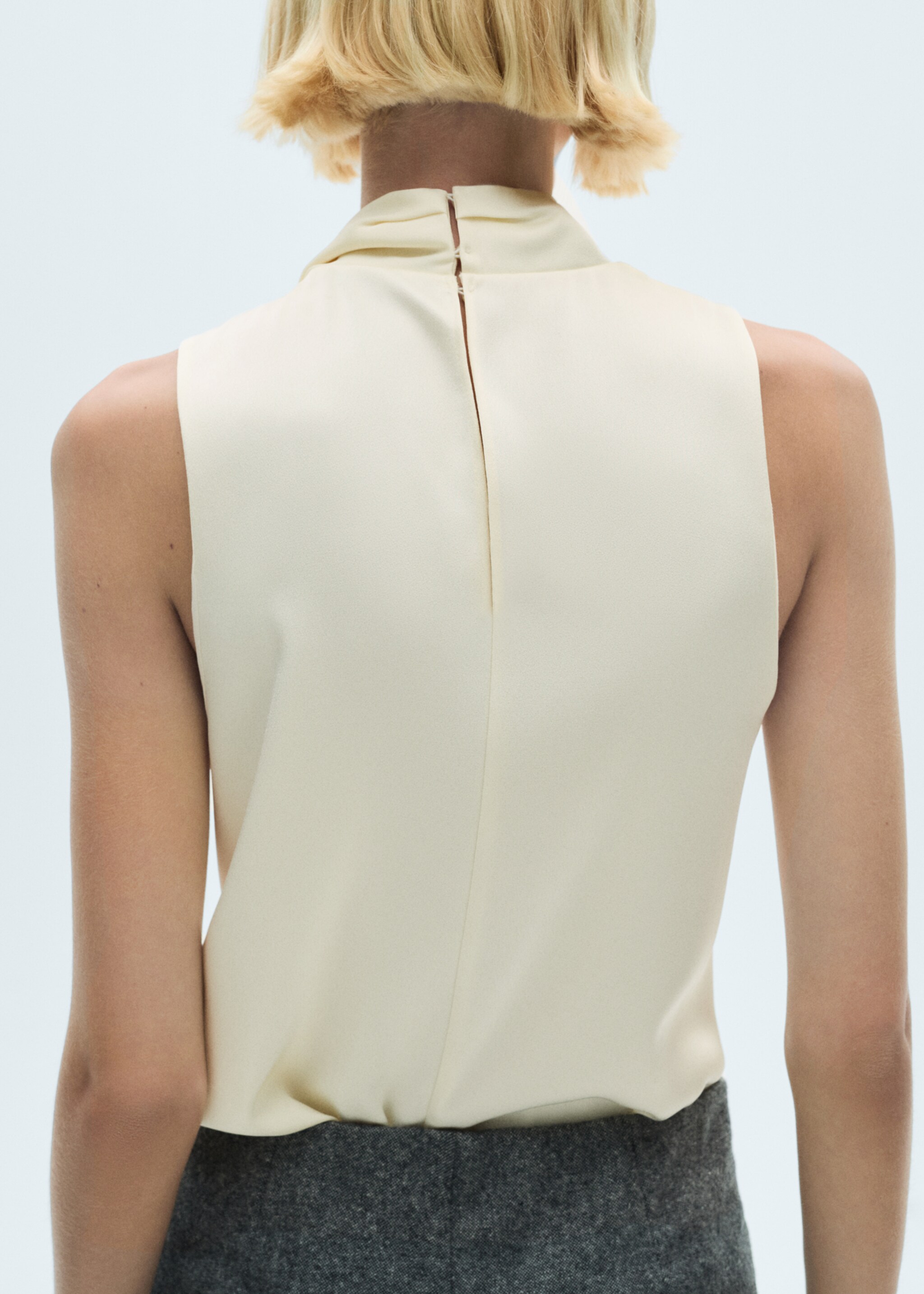 Blusa satinada drapeada cuello alto - Detalle del artículo 6, Blanco roto. Ref: 77027716-00.