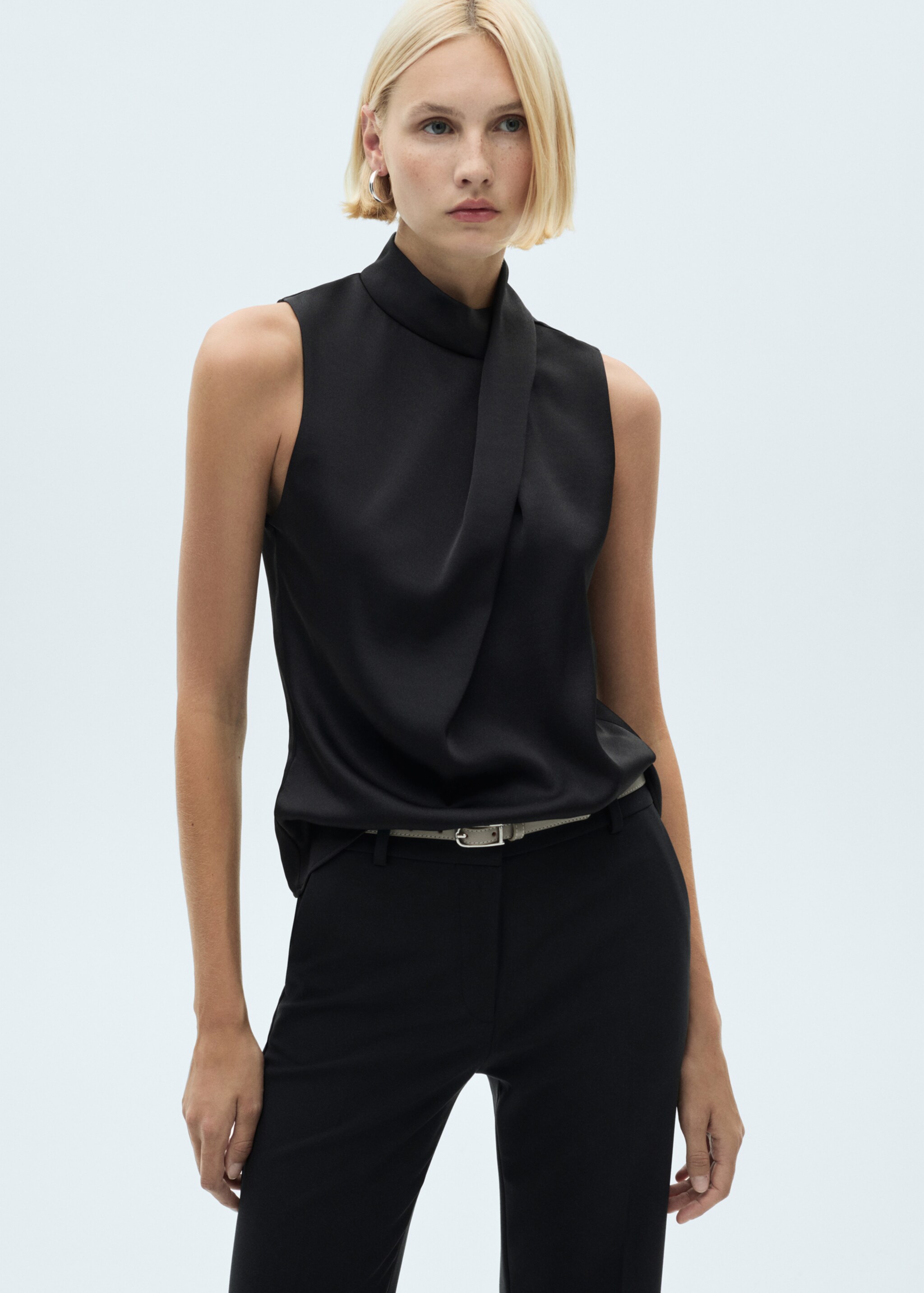 Blusa satinada drapeada cuello alto - Plano medio, Negro. Ref: 77027716-00.