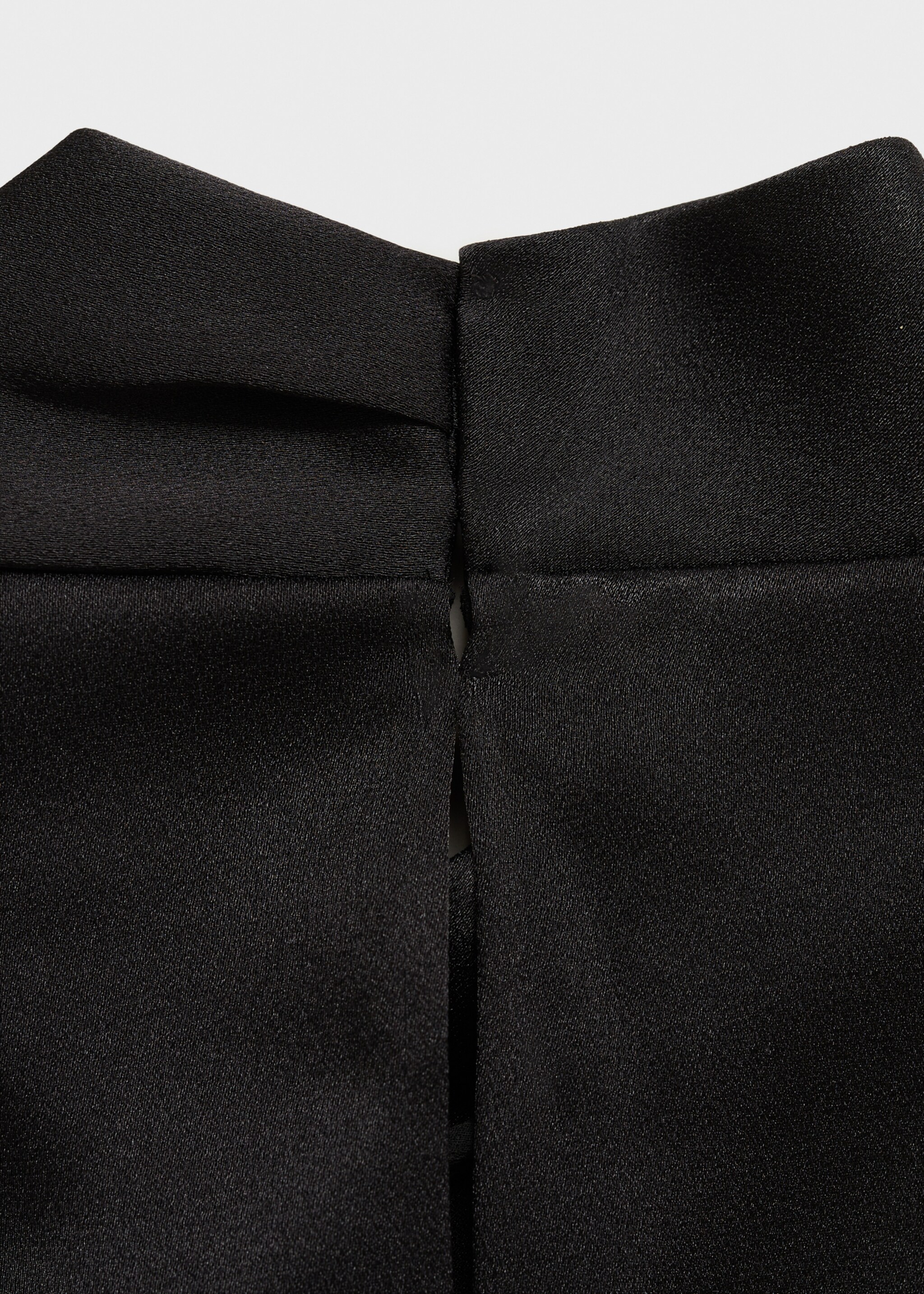 Blusa satinada drapeada cuello alto - Detalle del artículo 0, Negro. Ref: 77027716-00.