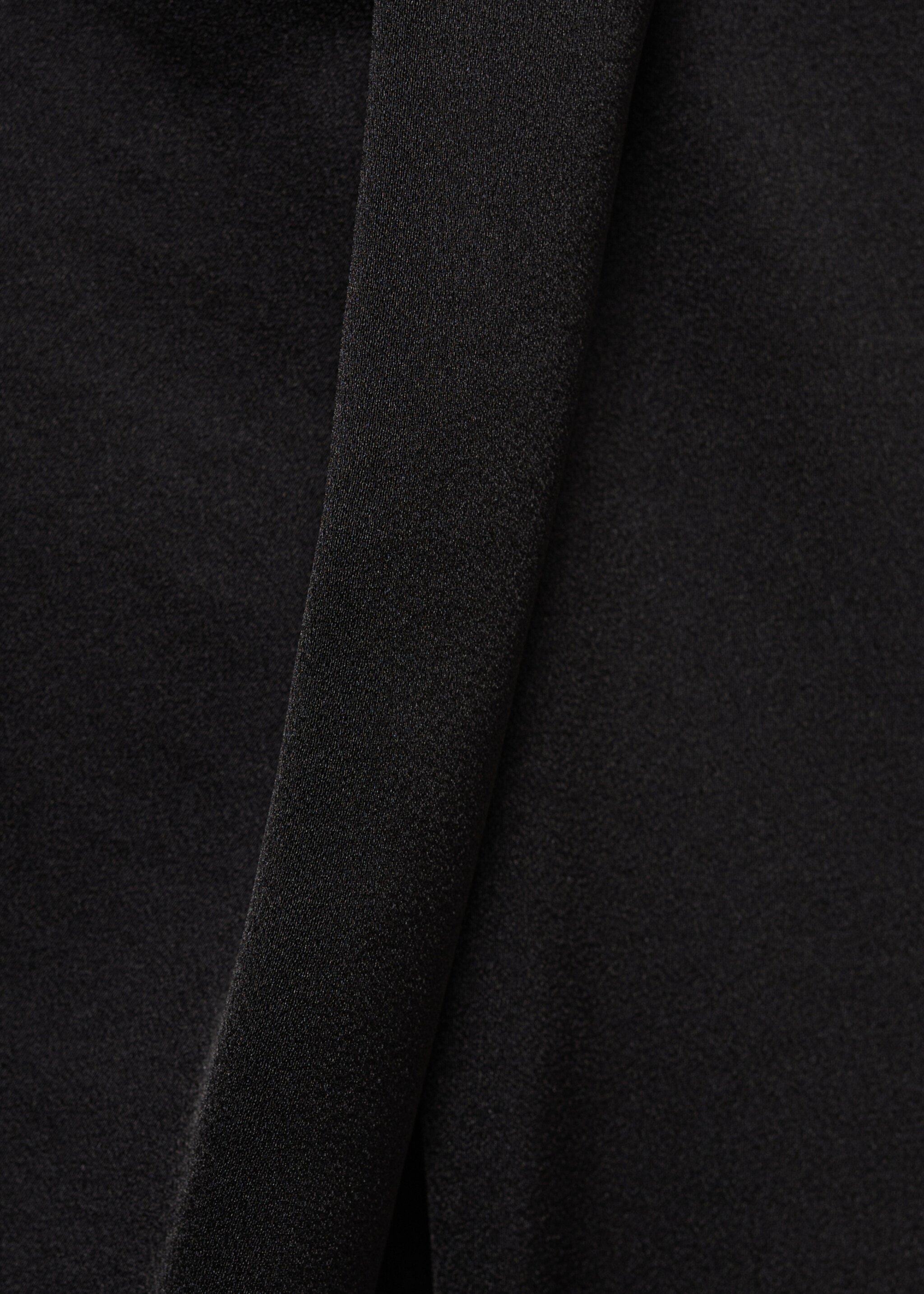 Blusa satinada drapeada cuello alto - Detalle del artículo 8, Negro. Ref: 77027716-00.