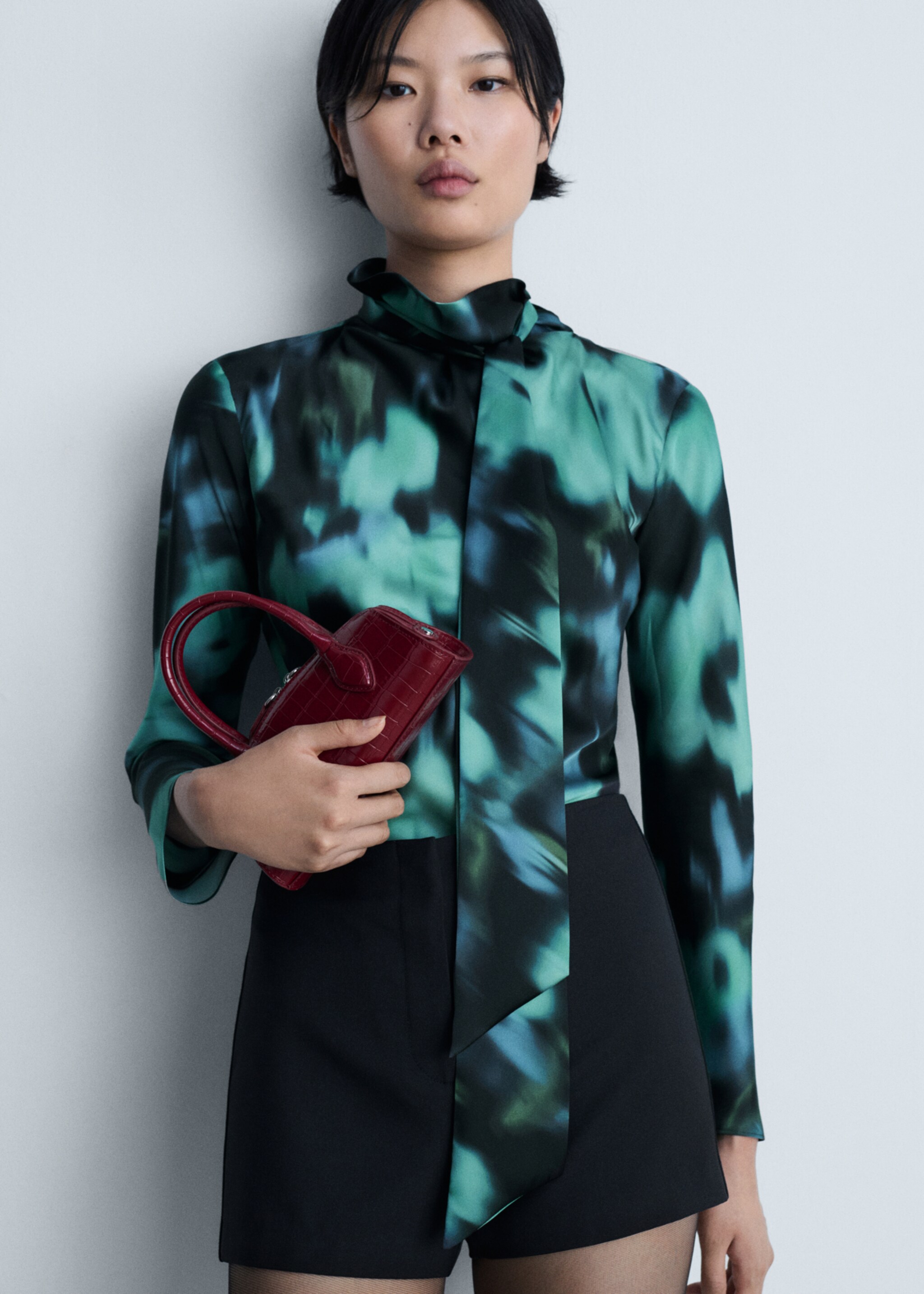 Printed blouse with bow - Medium plane, Black. Ref: 77027718-00.