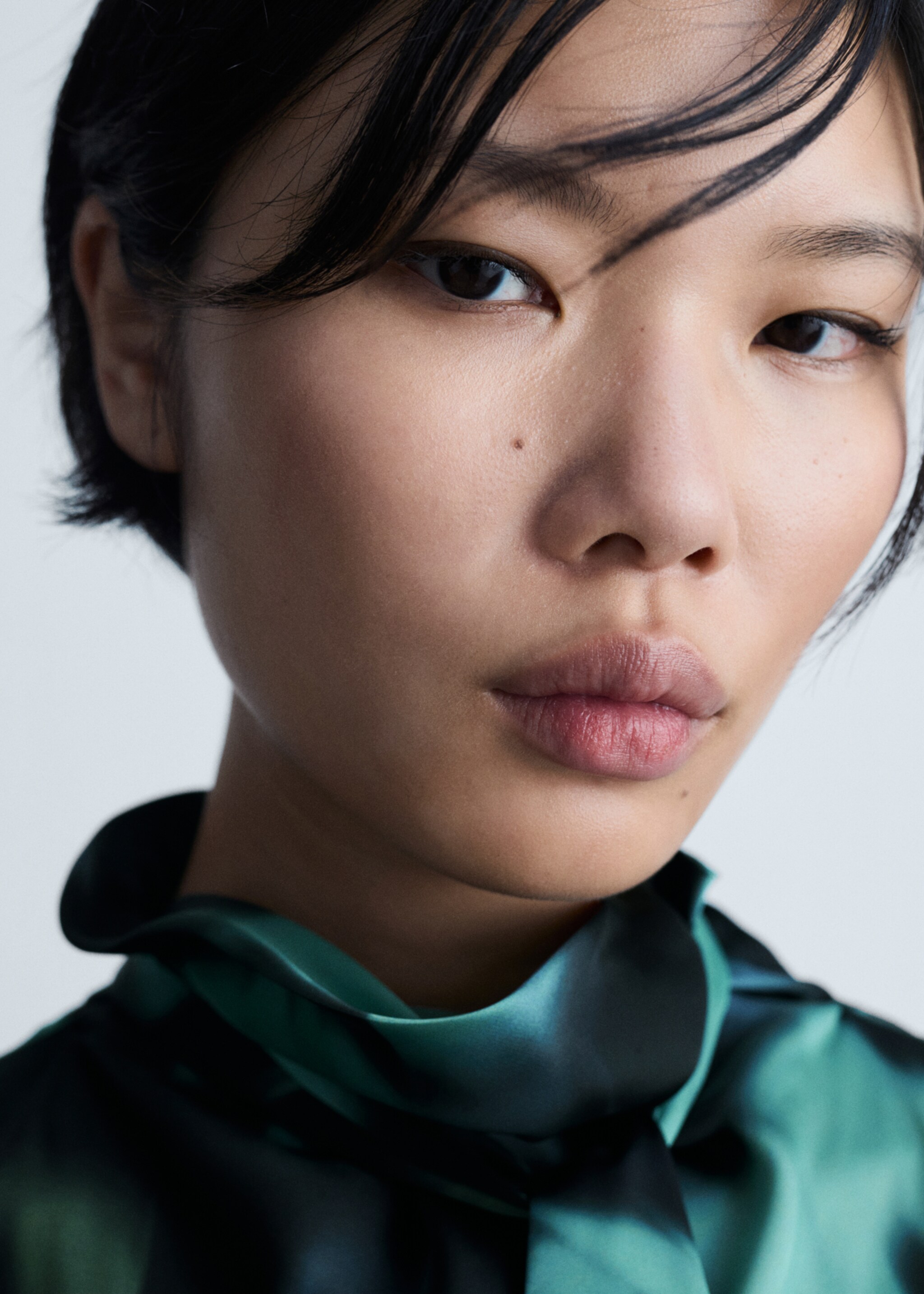 Printed blouse with bow - Details of the article 1, Black. Ref: 77027718-00.
