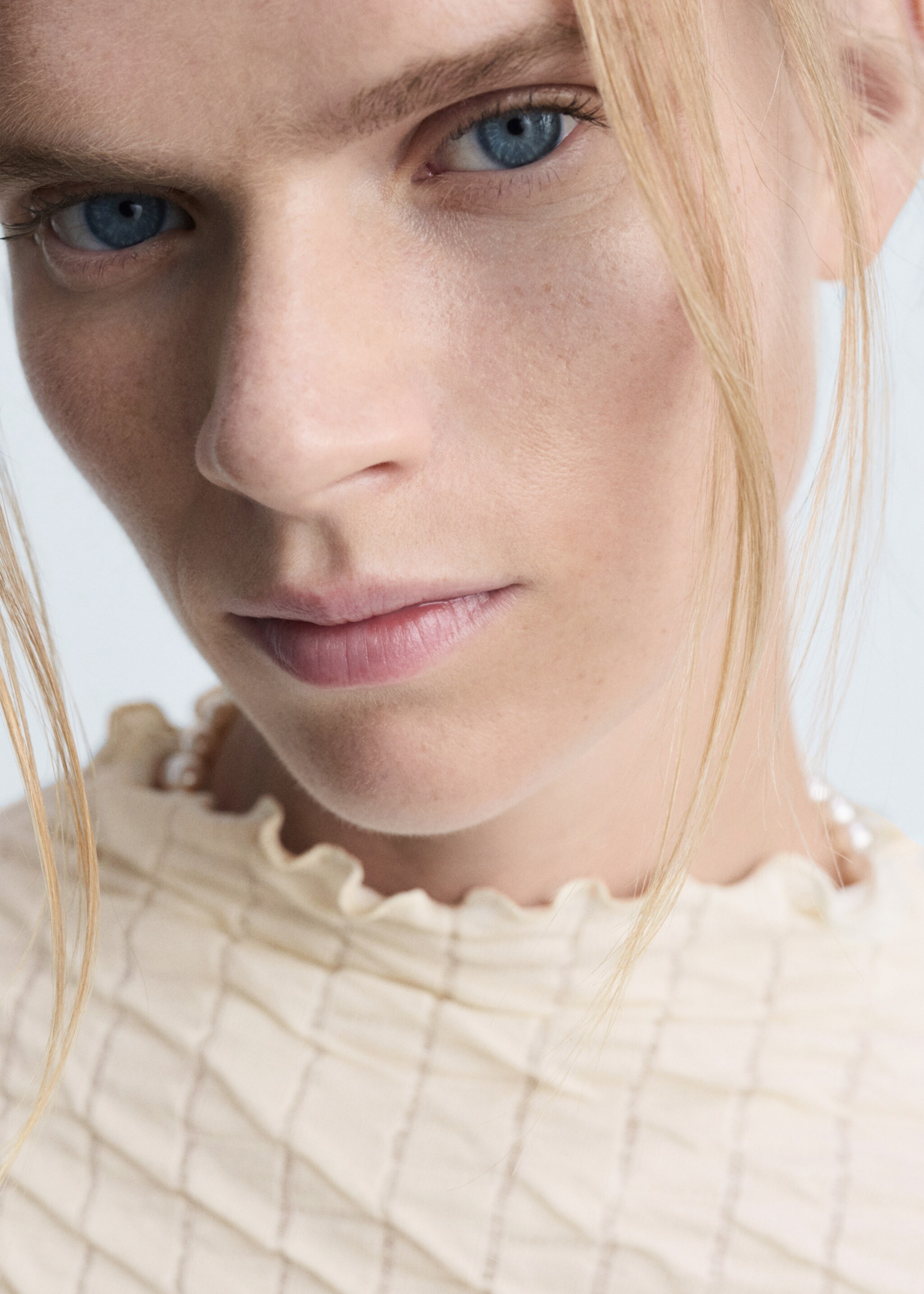 Long-sleeved t-shirt with ruffles - Details of the article 1, Ecru. Ref: 77027719-00.