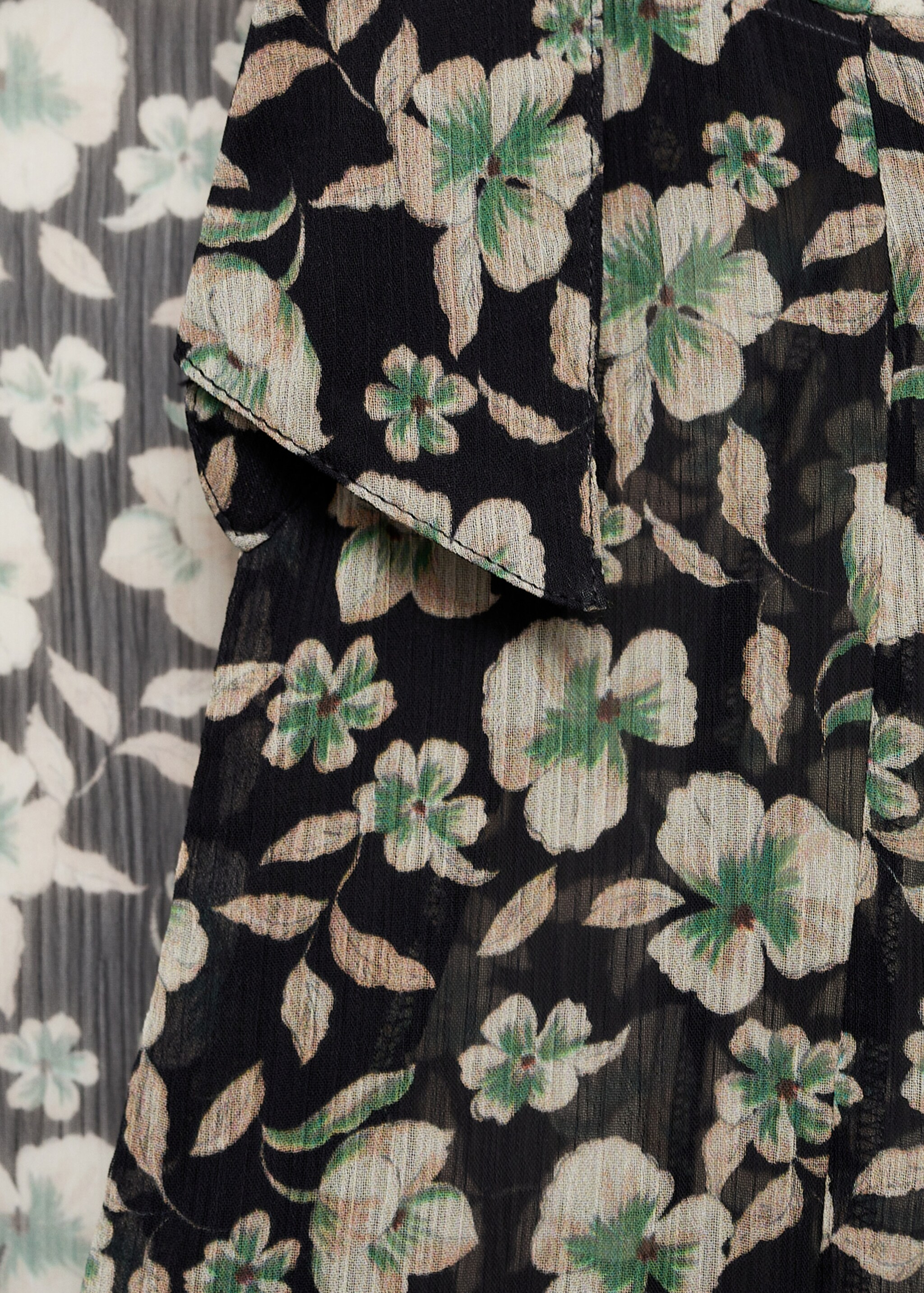 Geblümtes Chiffonhemd - Detail des Artikels 0, Schwarz. Ref: 77027722-00.
