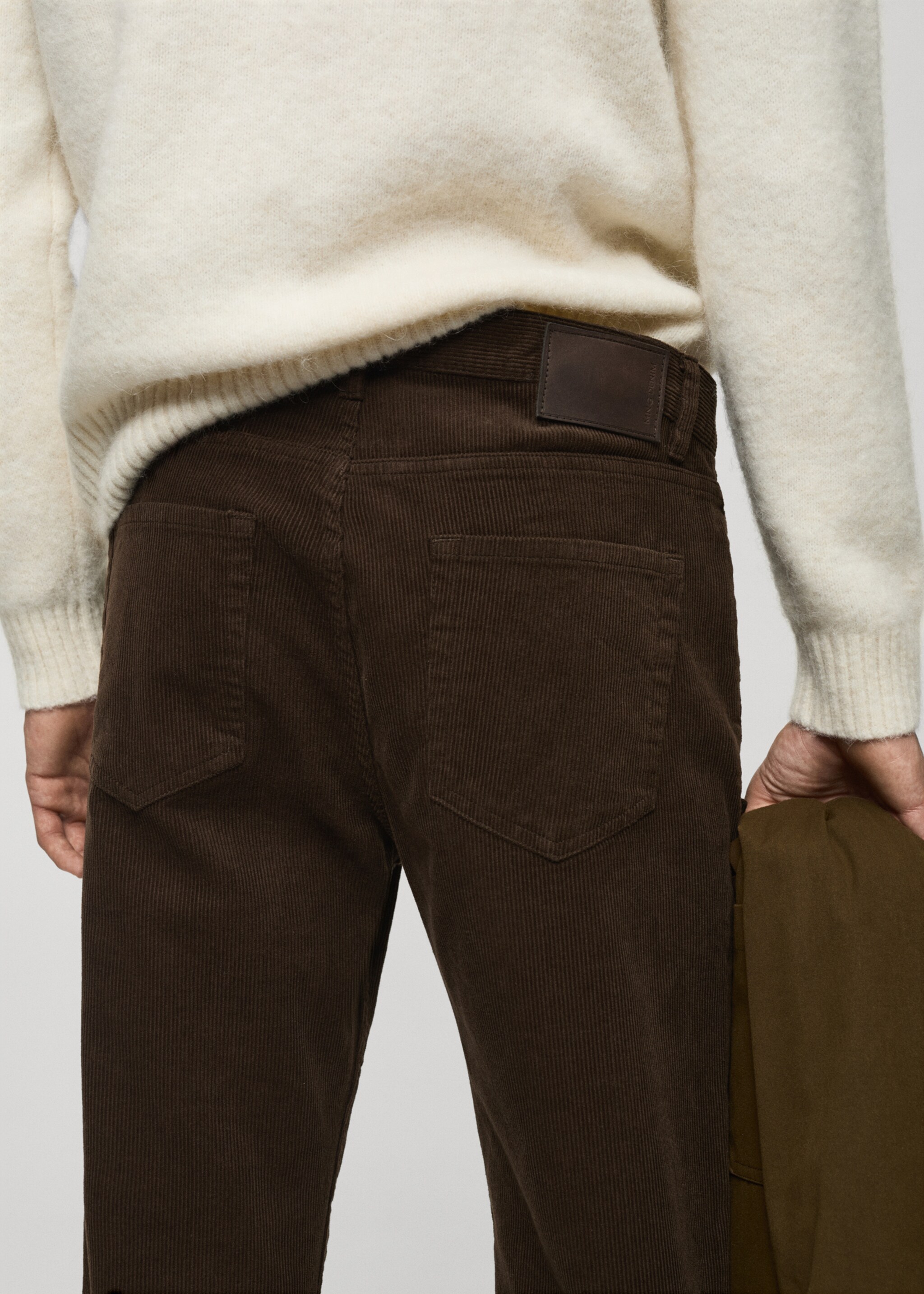 Regular Fit-Cordhose - Detail des Artikels 6, Schokolade. Ref: 77027919-00.
