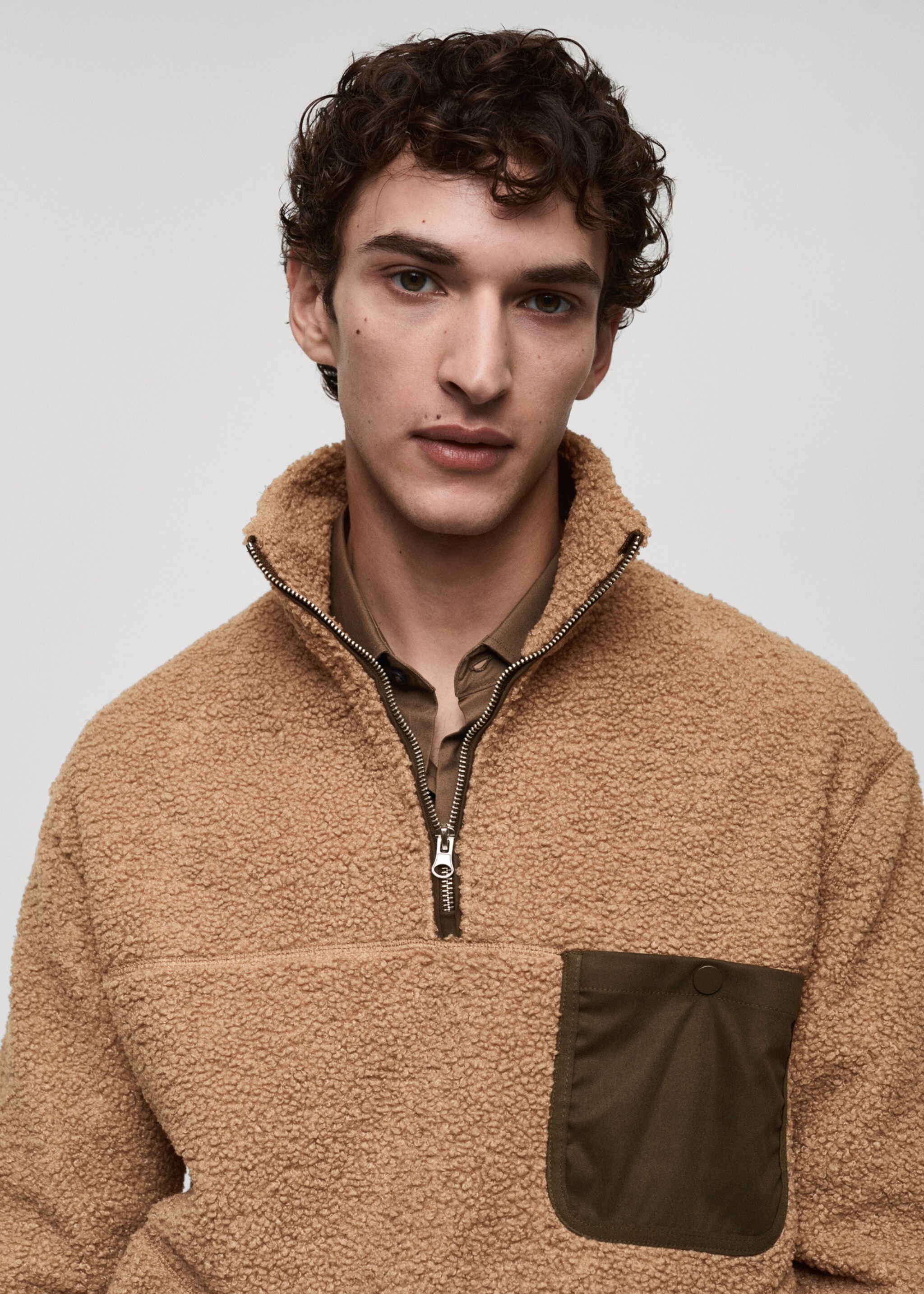 Kunstshearling-Sweatshirt mit Tasche - Detail des Artikels 1, Mittelbraun. Ref: 77027927-00.