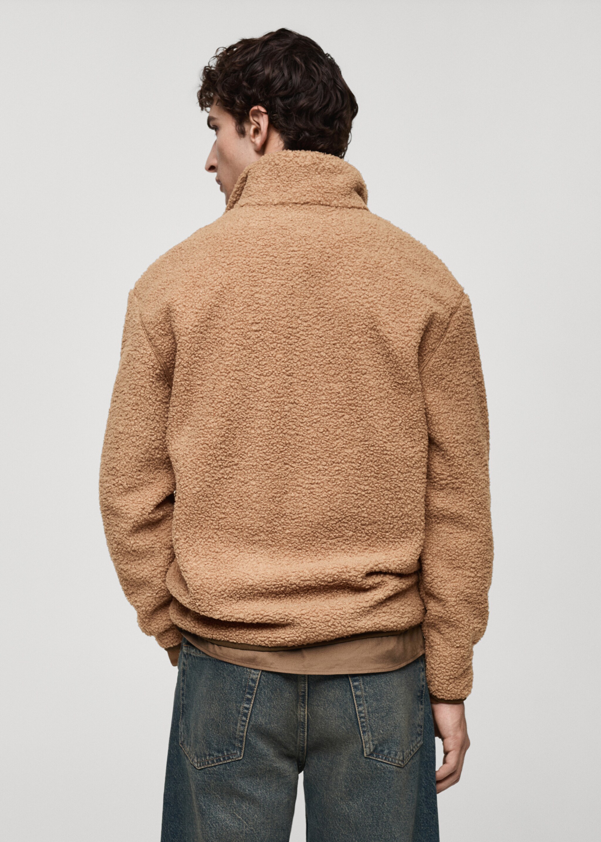 Kunstshearling-Sweatshirt mit Tasche - Rückseite des Artikels, Mittelbraun. Ref: 77027927-00.