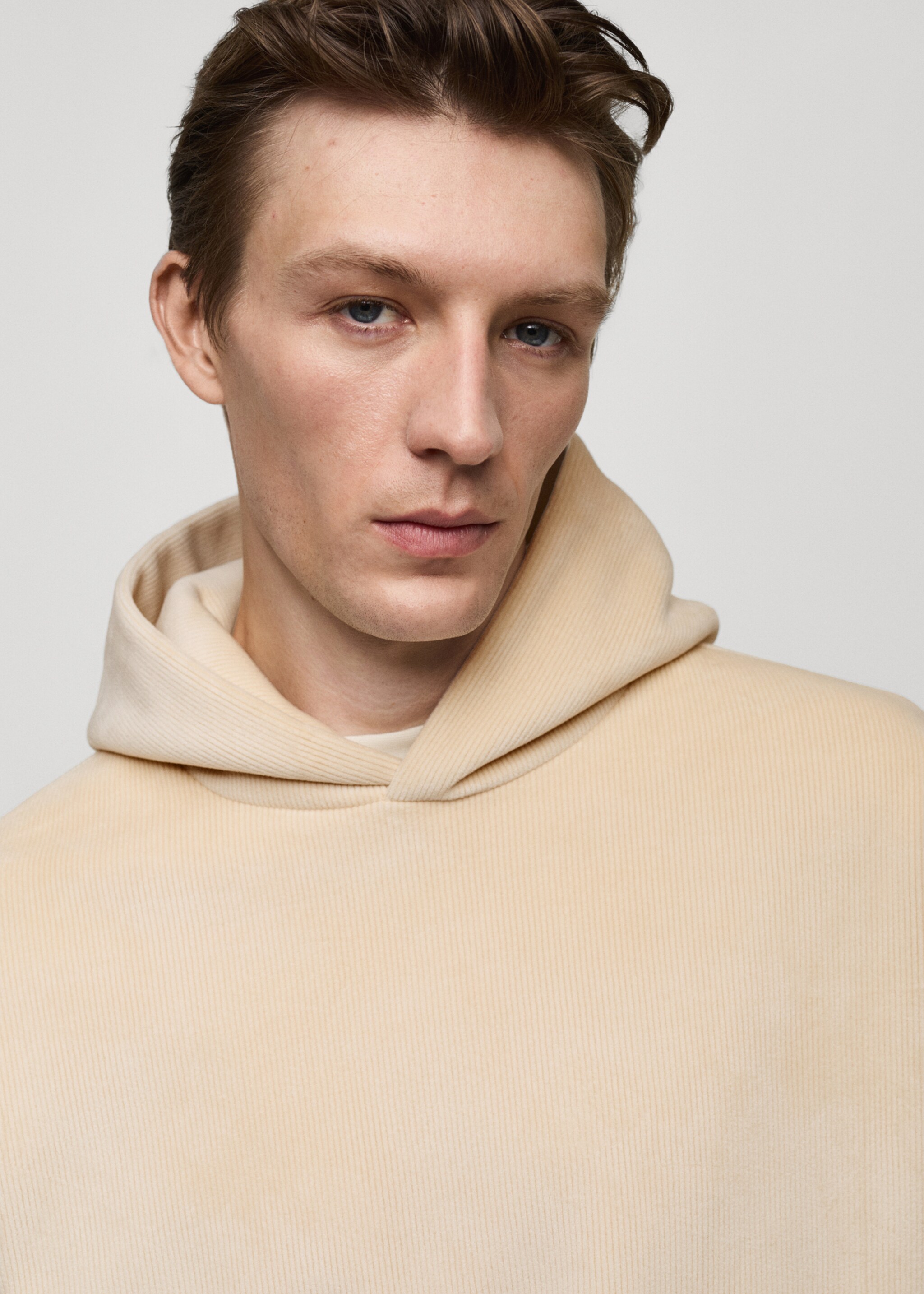 Corduroy hooded sweatshirt - Details of the article 1, Ecru. Ref: 77027929-00.