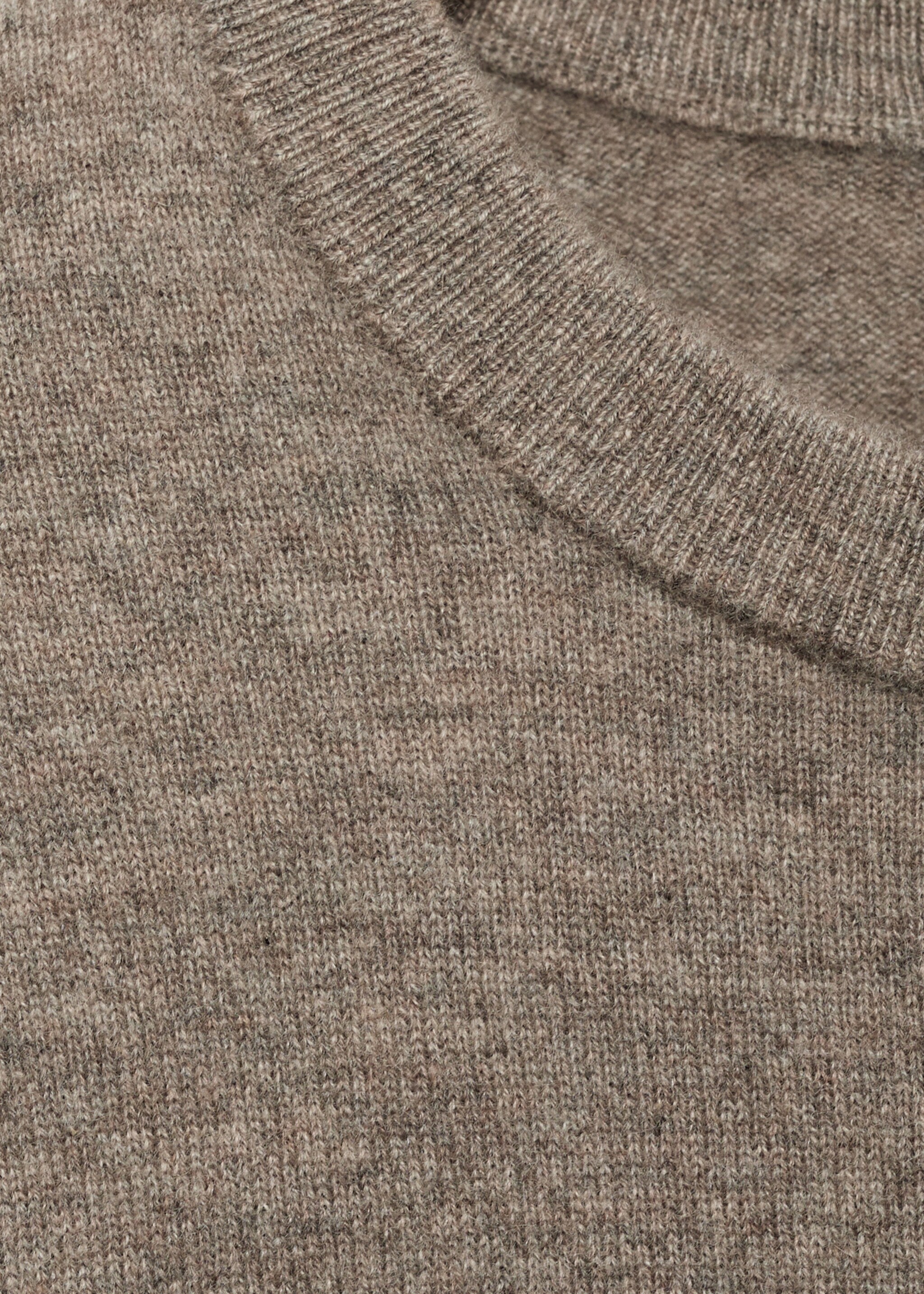 Regular-fit trui 100% kasjmier - Detail van het artikel 8, Middenbruin. Ref: 77027931-00.