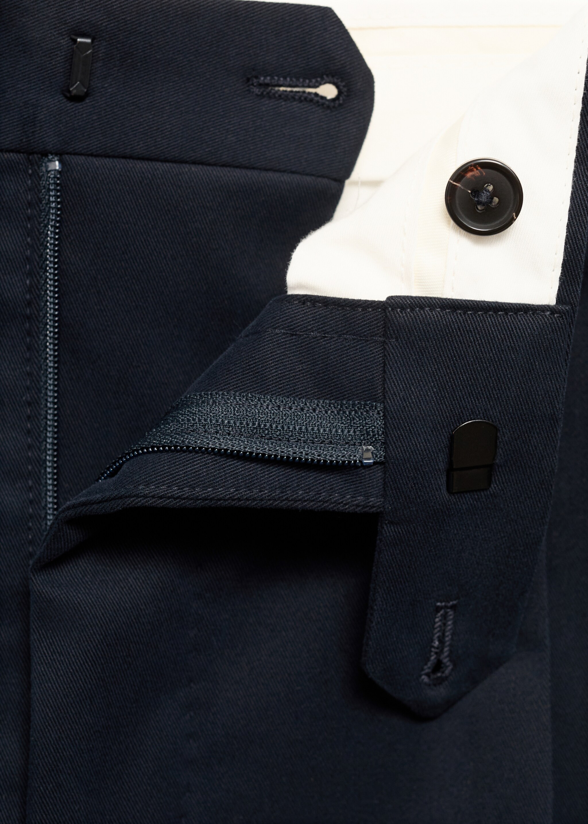 Cotton twill pleated trousers - Details of the article 8, Dark Navy. Ref: 77027936-00.