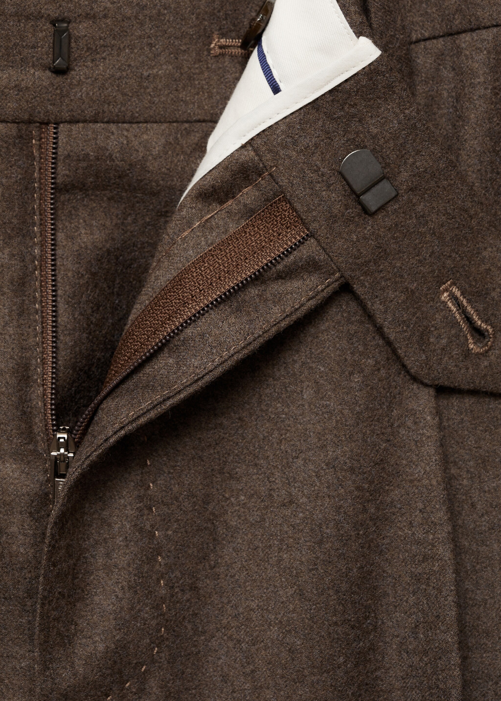 Flanell-Anzughose aus 100 % italienischer Wolle - Detail des Artikels 0, Braun. Ref: 77027937-00.