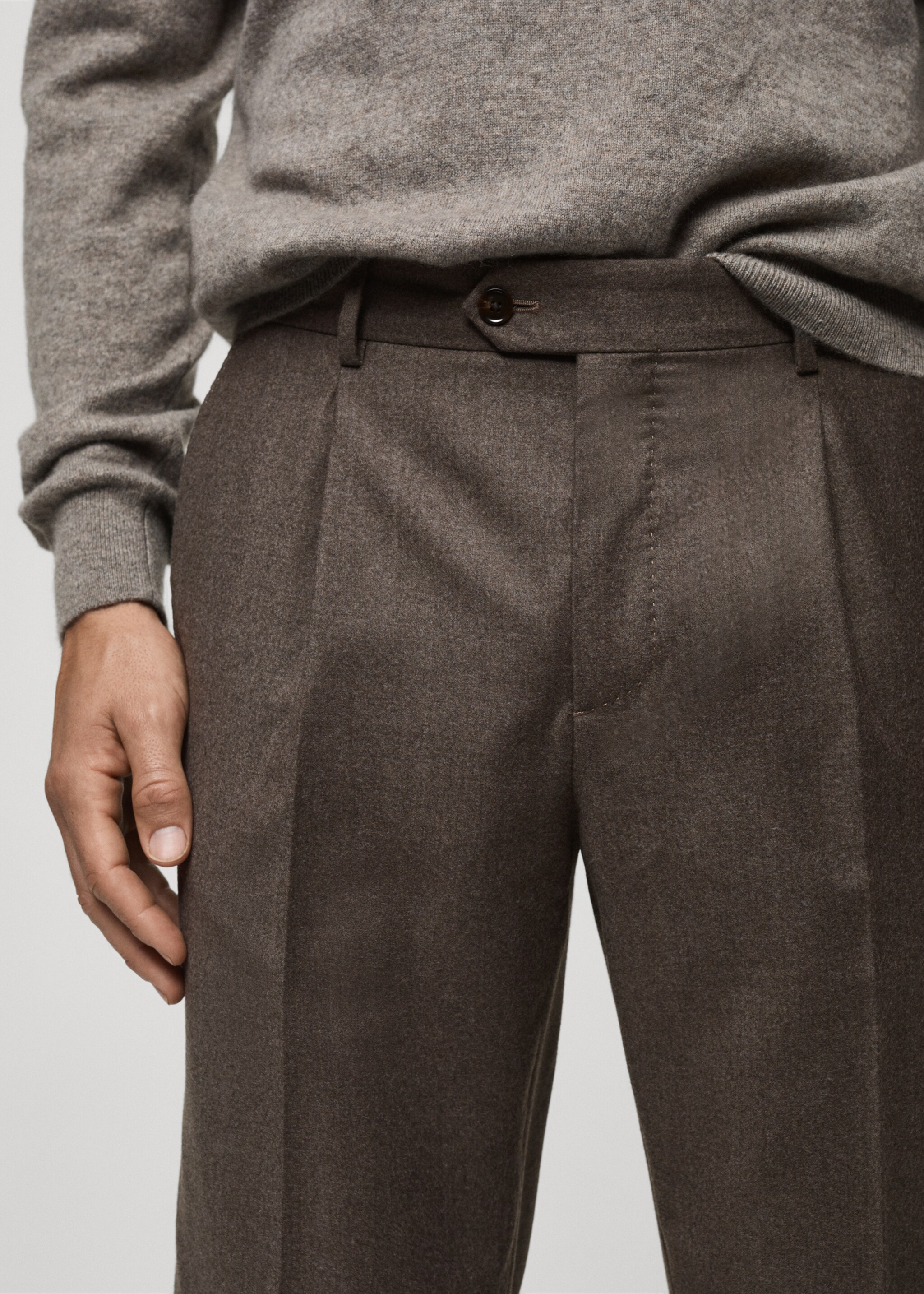 Flanell-Anzughose aus 100 % italienischer Wolle - Detail des Artikels 1, Braun. Ref: 77027937-00.