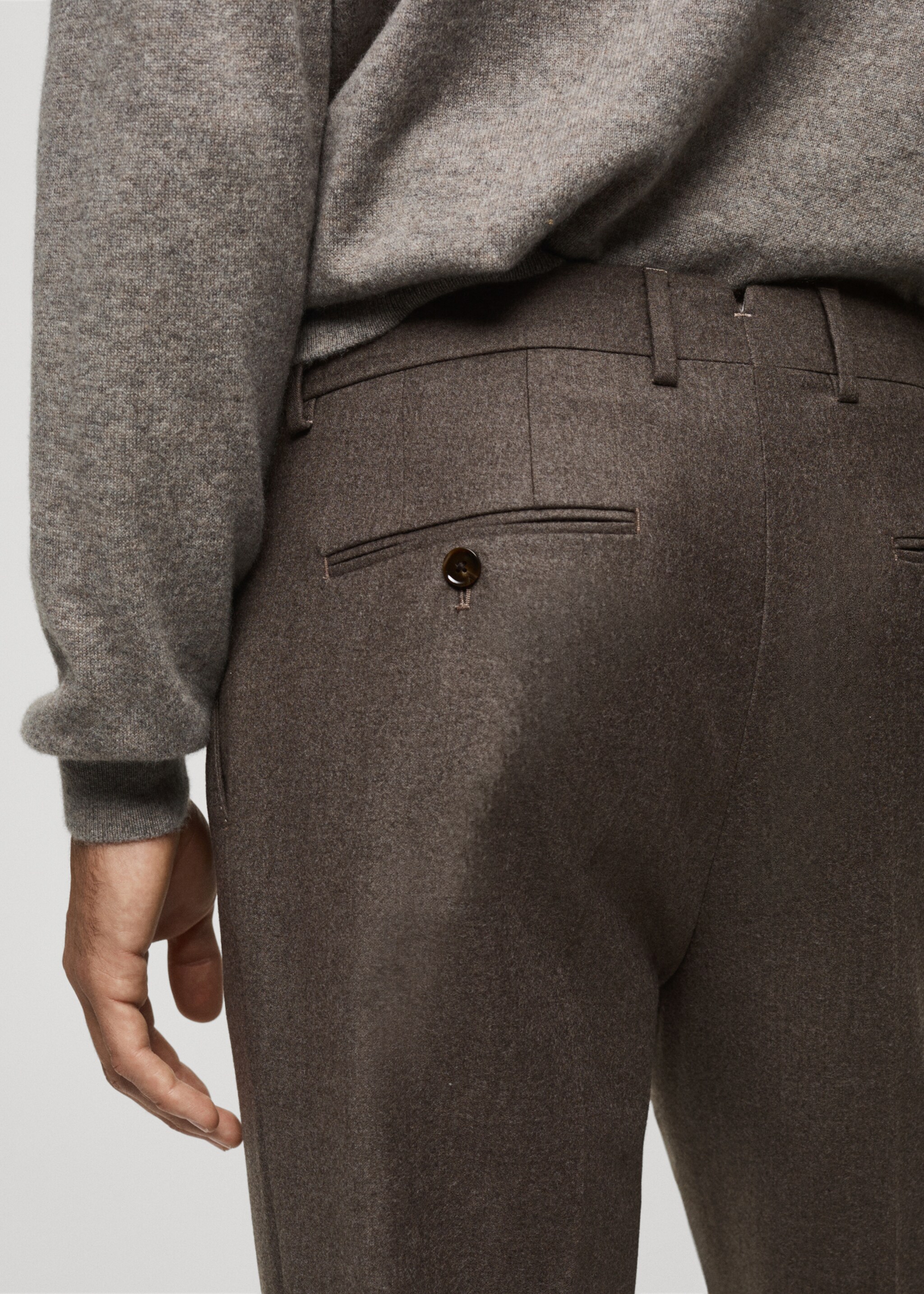 Flanell-Anzughose aus 100 % italienischer Wolle - Detail des Artikels 6, Braun. Ref: 77027937-00.