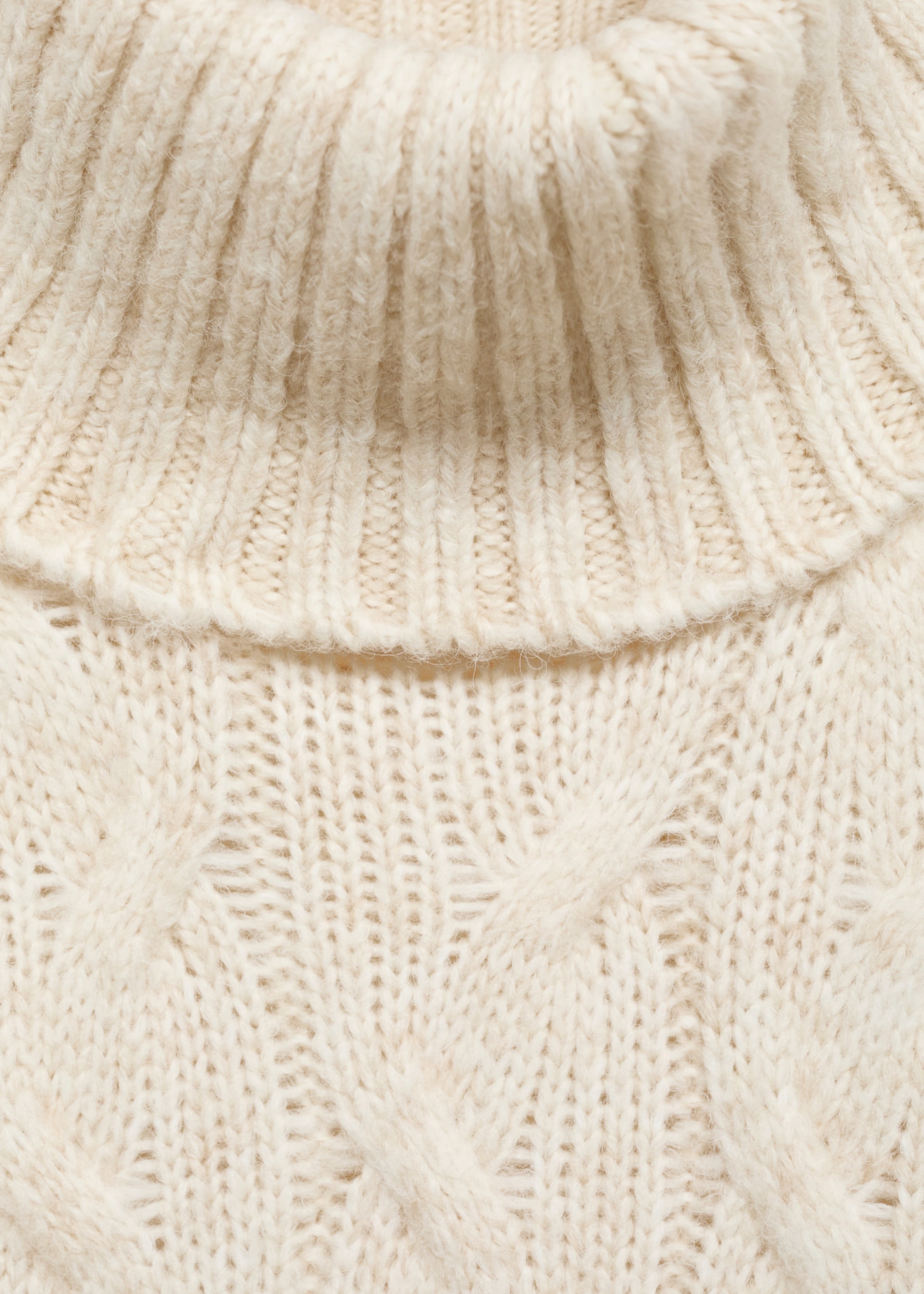 Gebreide kabeltrui - Detail van het artikel 8, Open beige. Ref: 77028271-00.