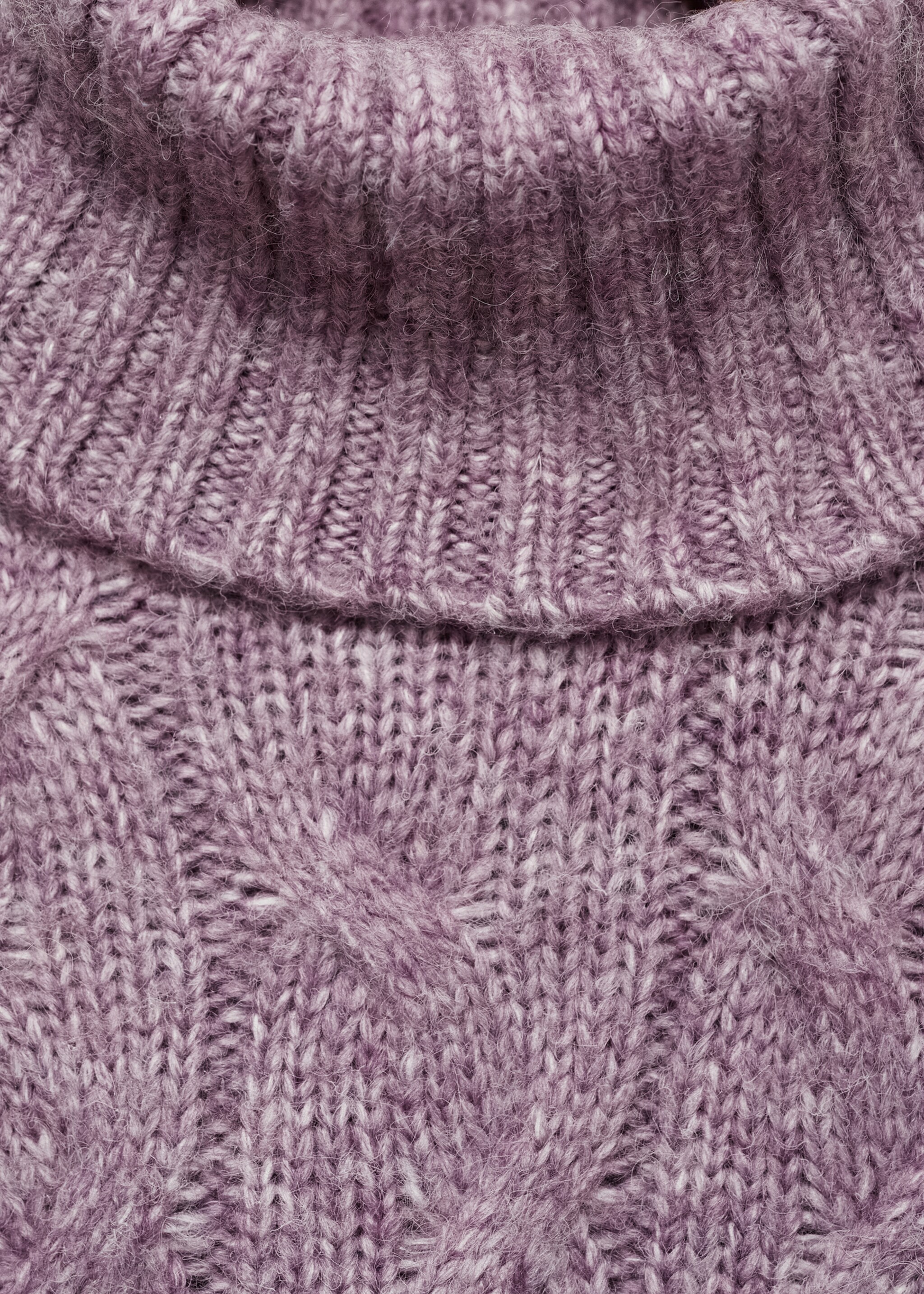 Gebreide kabeltrui - Detail van het artikel 8, Lila. Ref: 77028271-00.