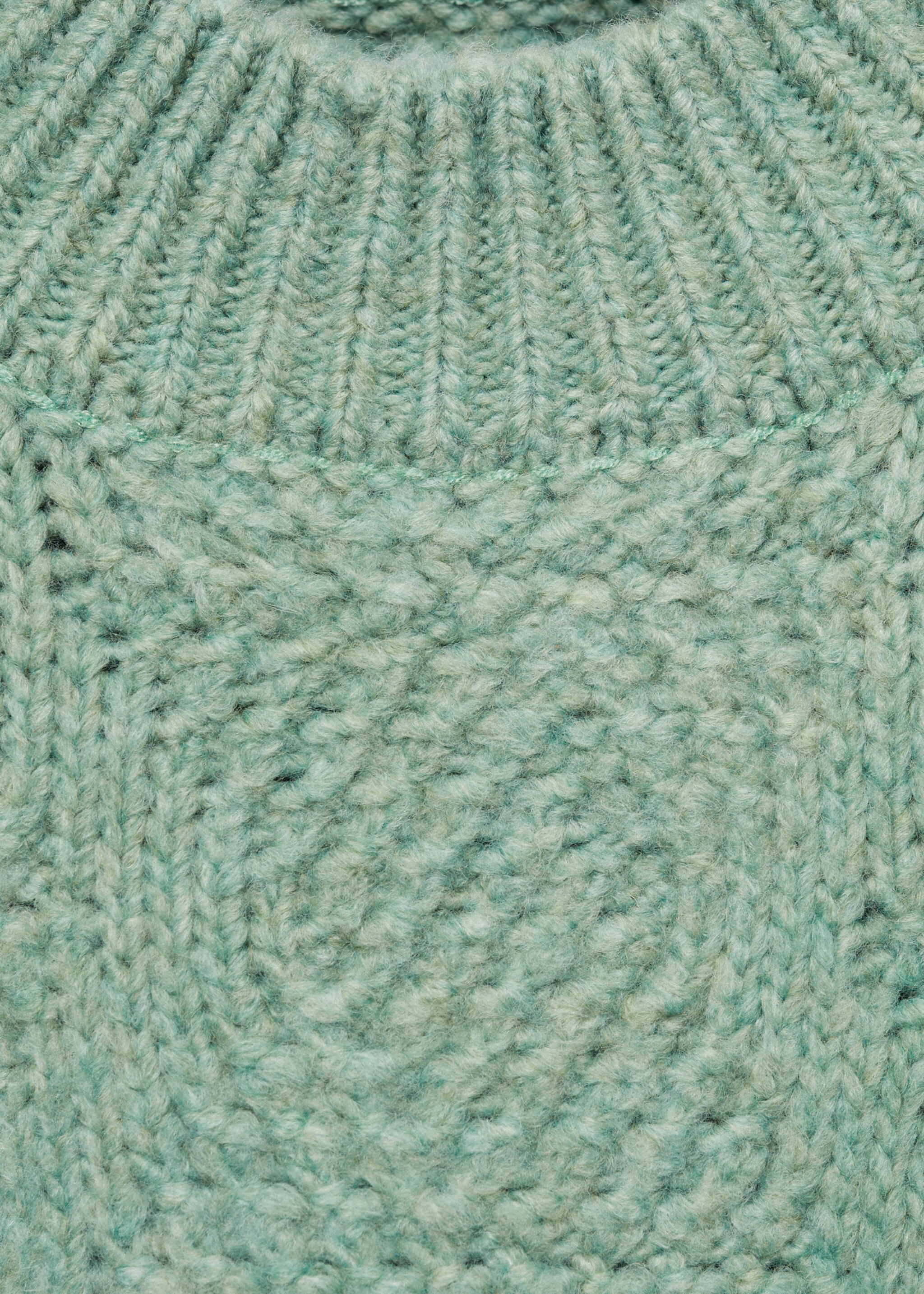 Gebreide trui met trechterhals - Detail van het artikel 8, Groen. Ref: 77028280-00.