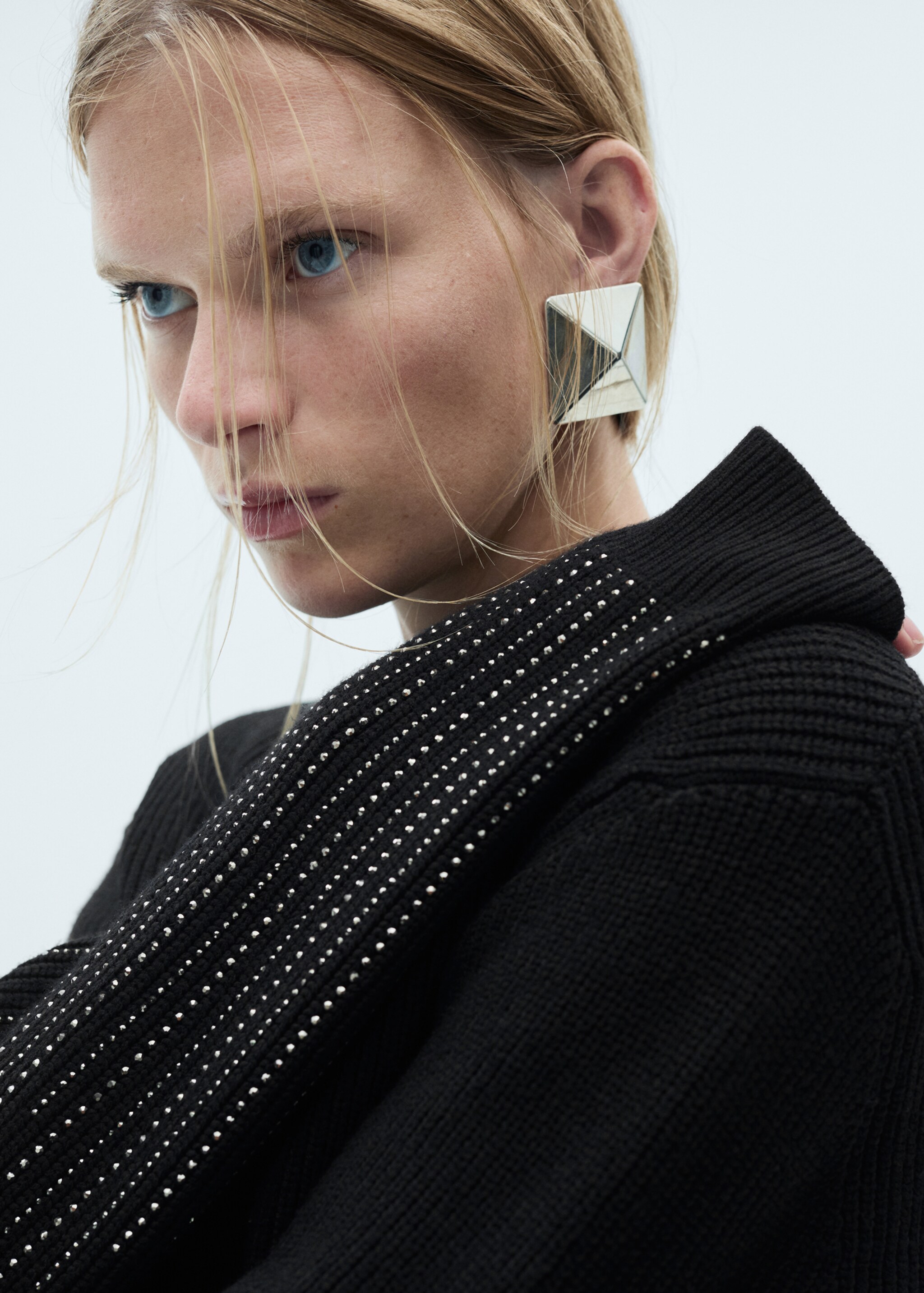 Sweater with rhinestpme details - Details of the article 1, Black. Ref: 77029056-00.