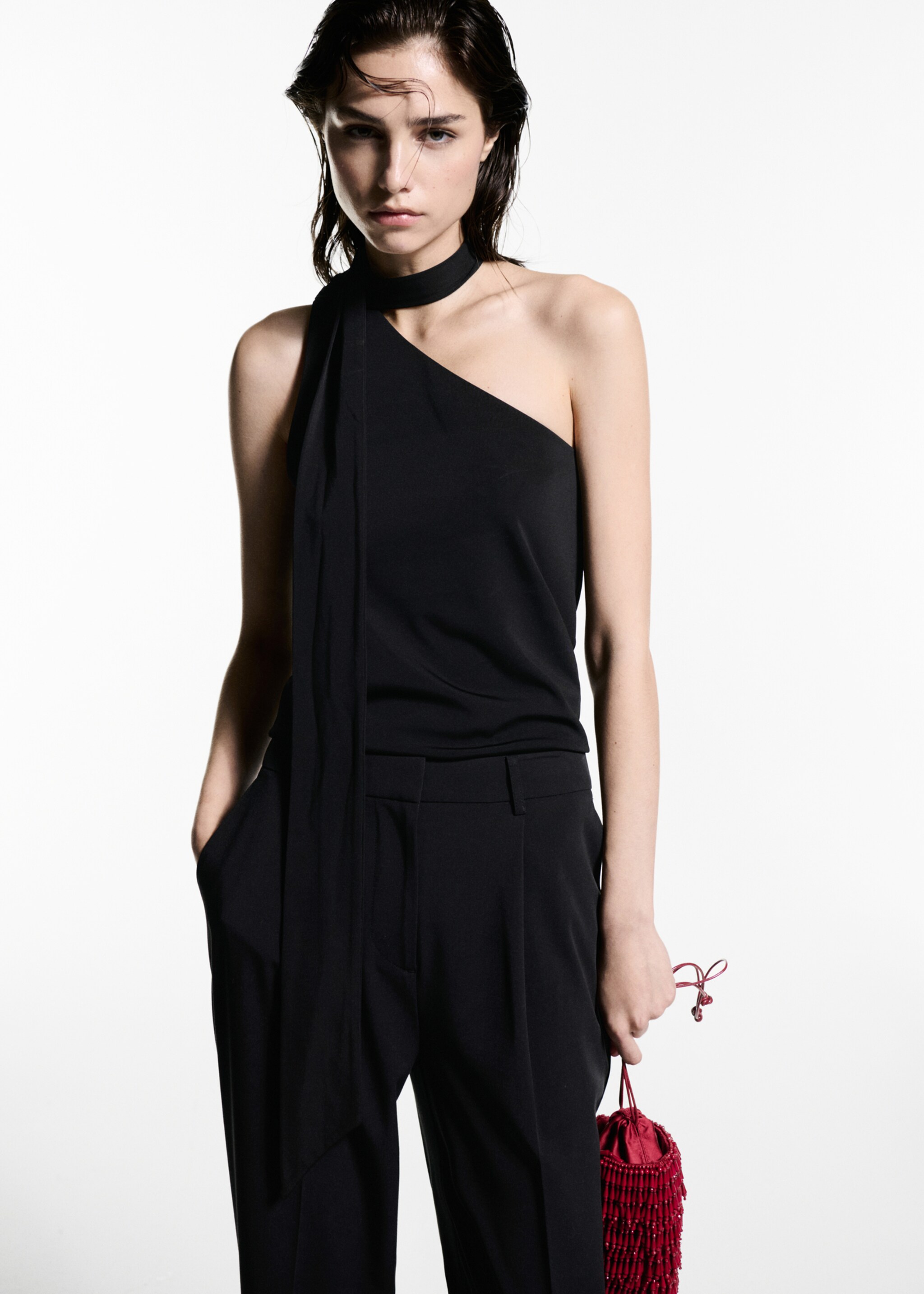 Asymmetrical top with choker neck - Medium plane, Black. Ref: 77029064-00.