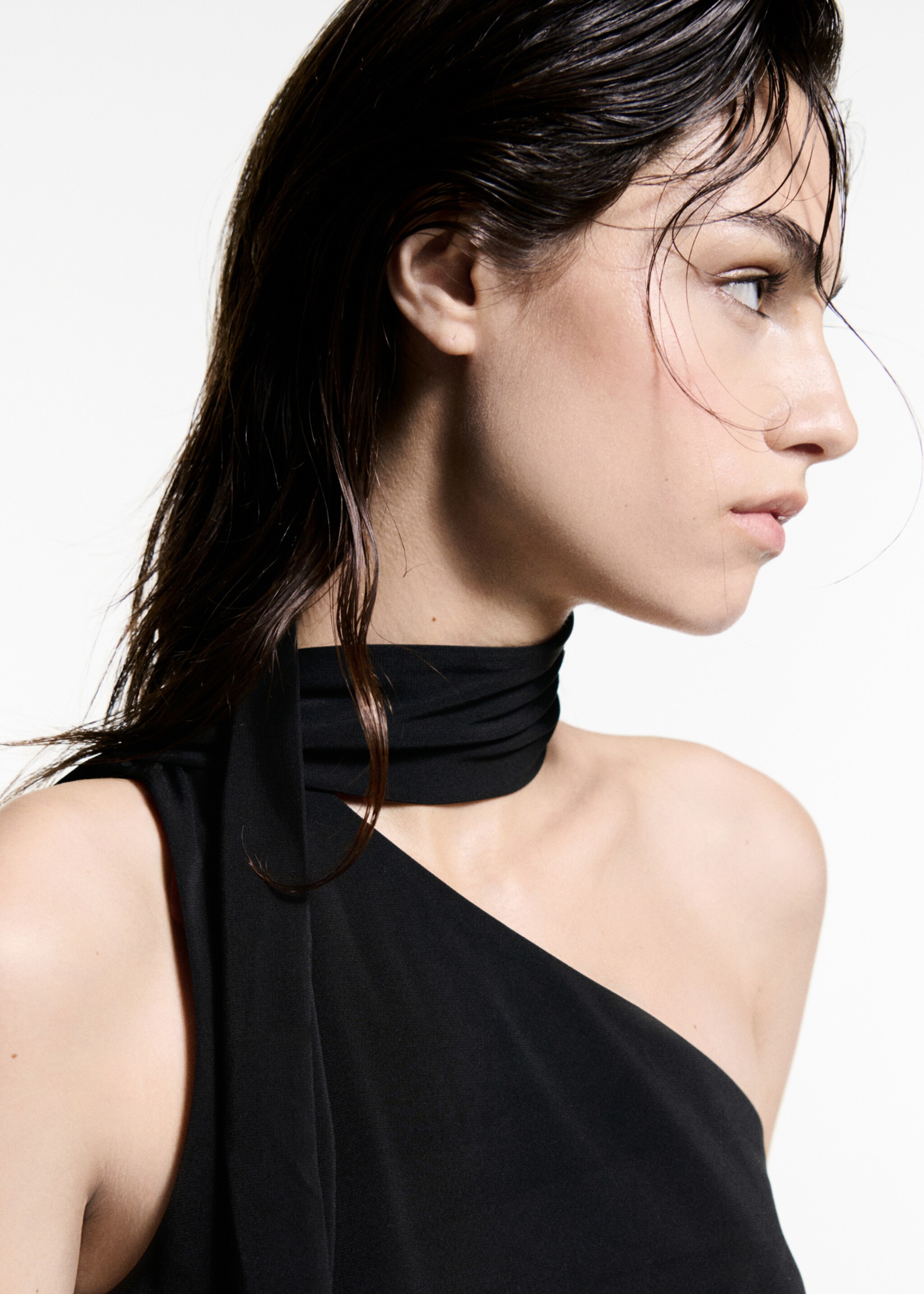 Asymmetrical top with choker neck - Details of the article 1, Black. Ref: 77029064-00.