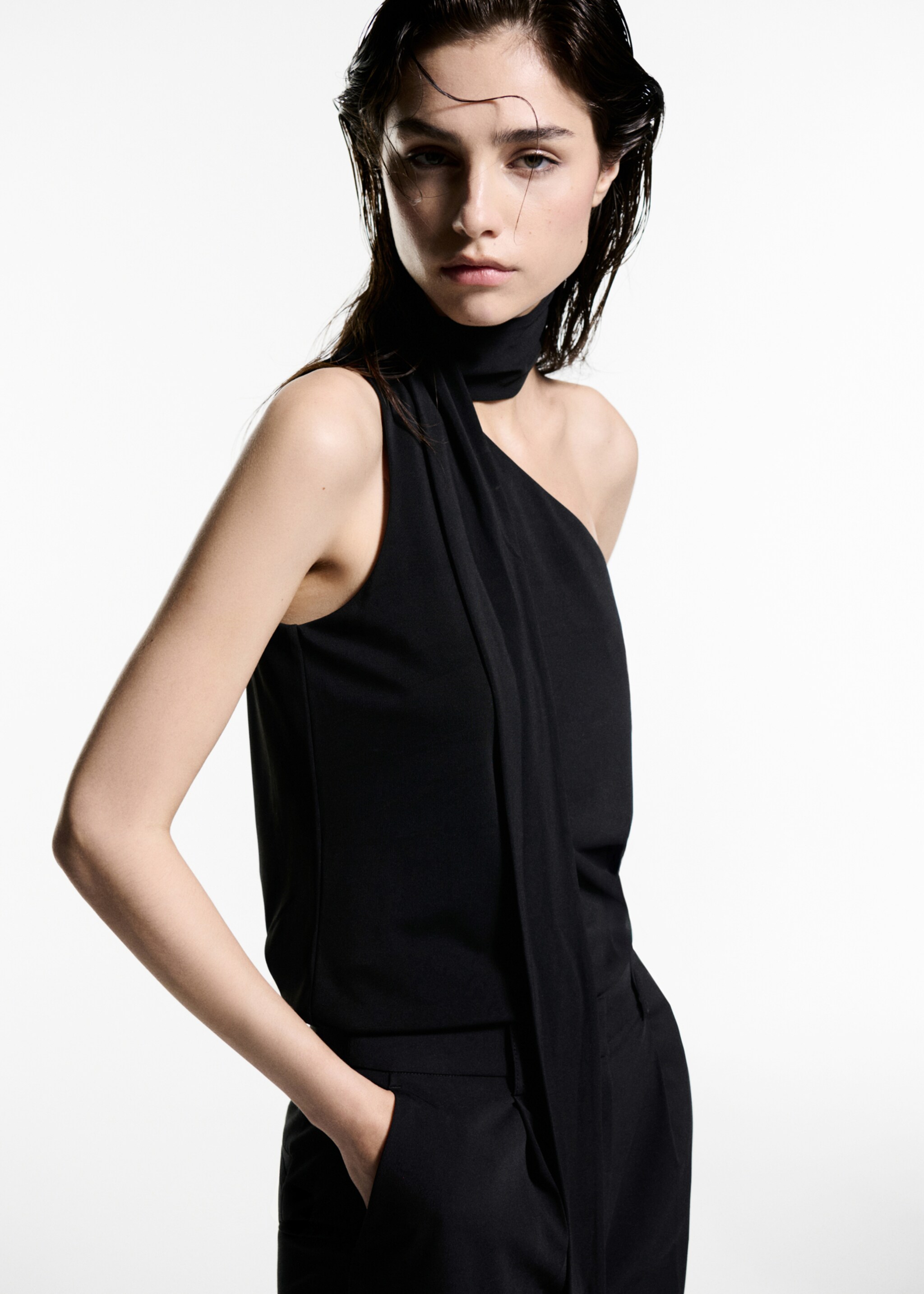 Asymmetrical top with choker neck - Details of the article 2, Black. Ref: 77029064-00.