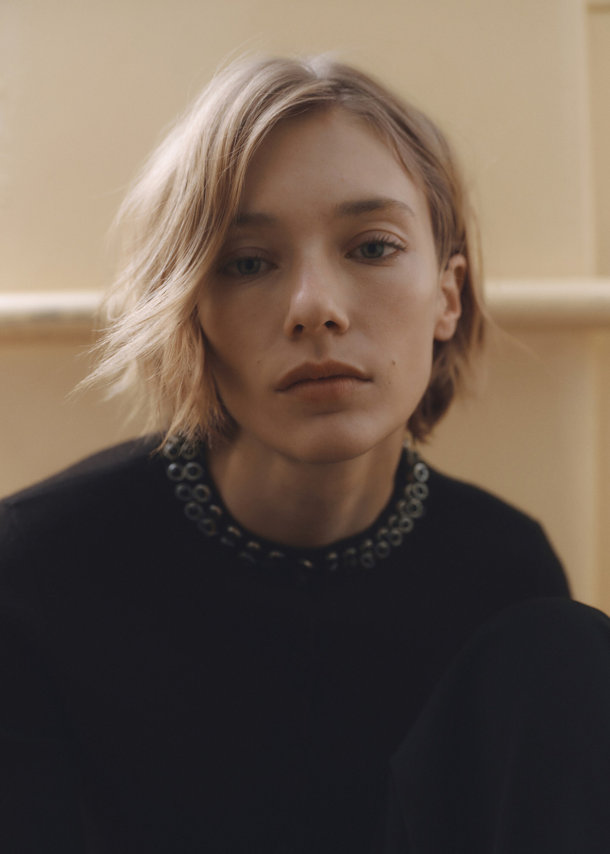 Cardigan with rhinestone collar - Details of the article 6, Black. Ref: 77029073-00.