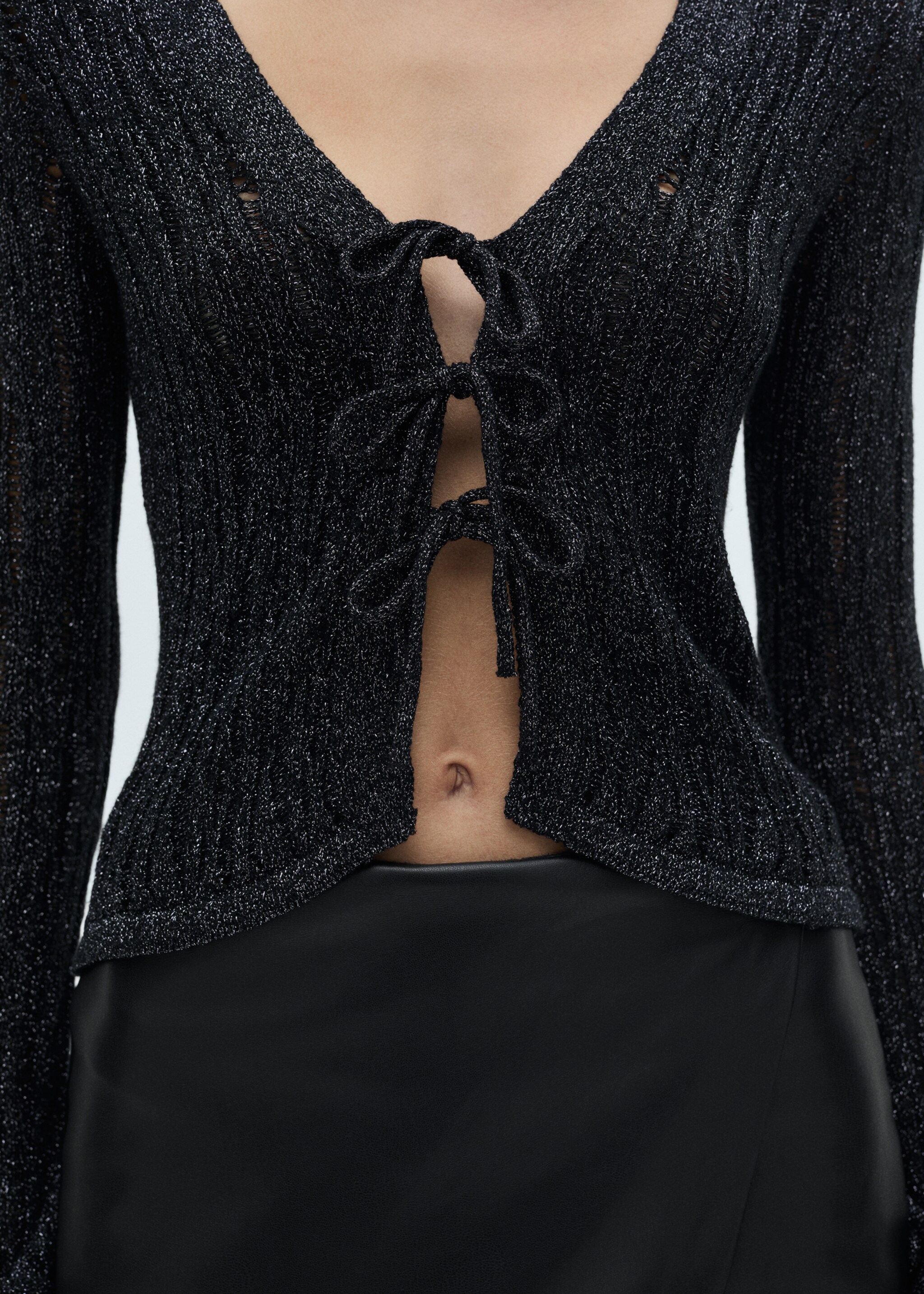 Lurex-Cardigan mit Schleifen - Detail des Artikels 6, Schwarz. Ref: 77029074-00.