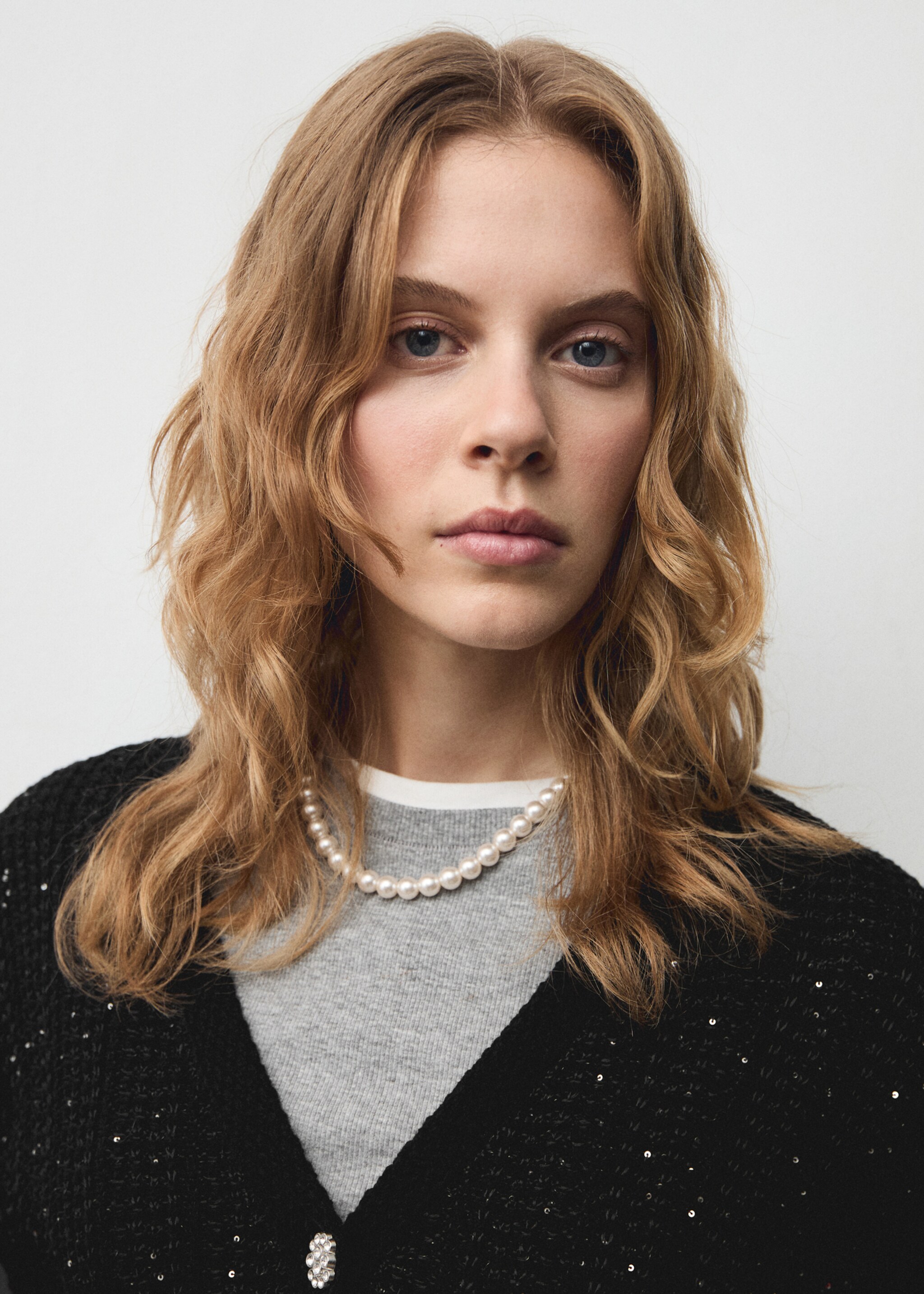 Knitted cardigan with shiny details - Details of the article 1, Black. Ref: 77029075-00.