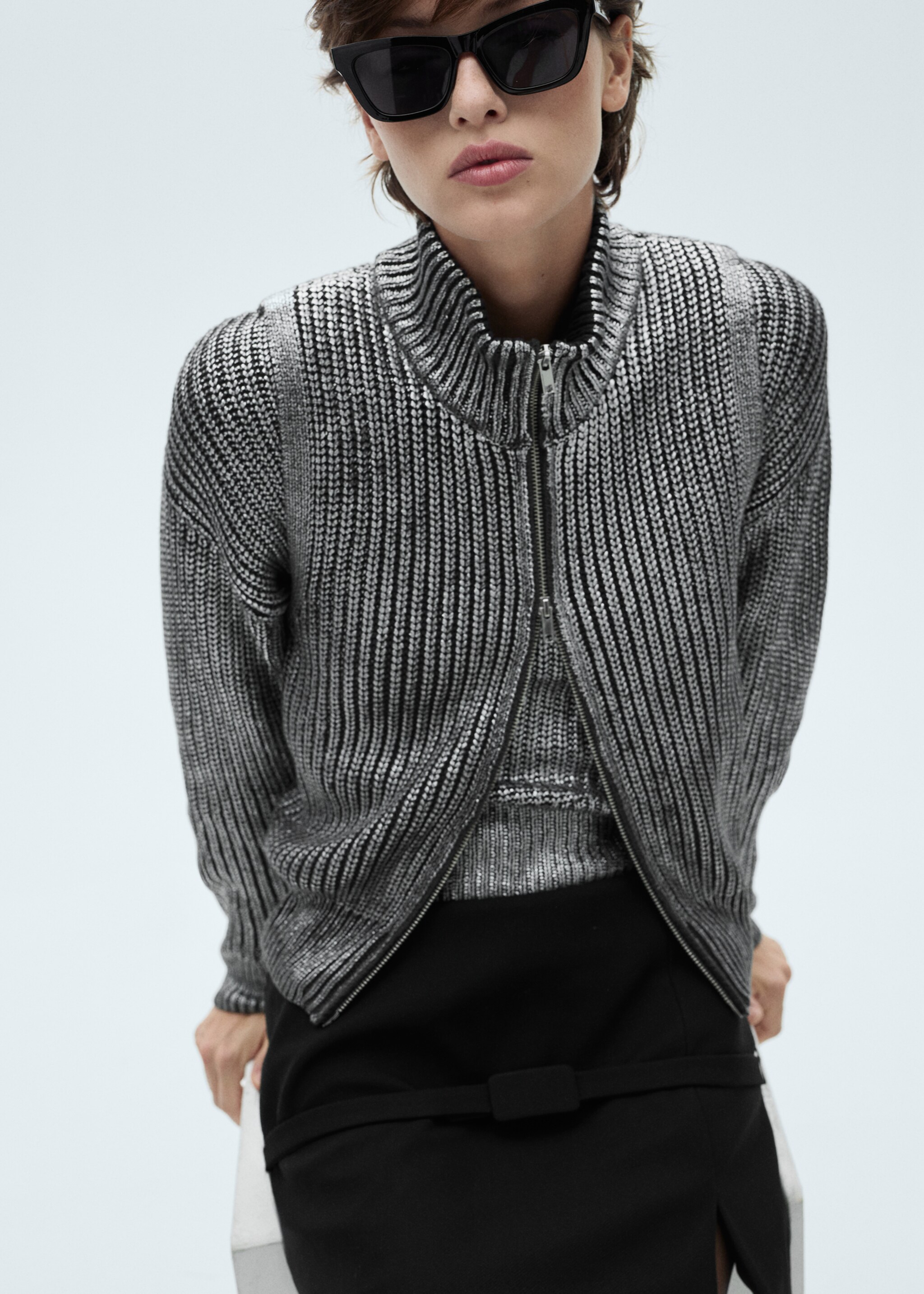 V-neck foil sweater - Details of the article 2, Silver. Ref: 77029407-00.