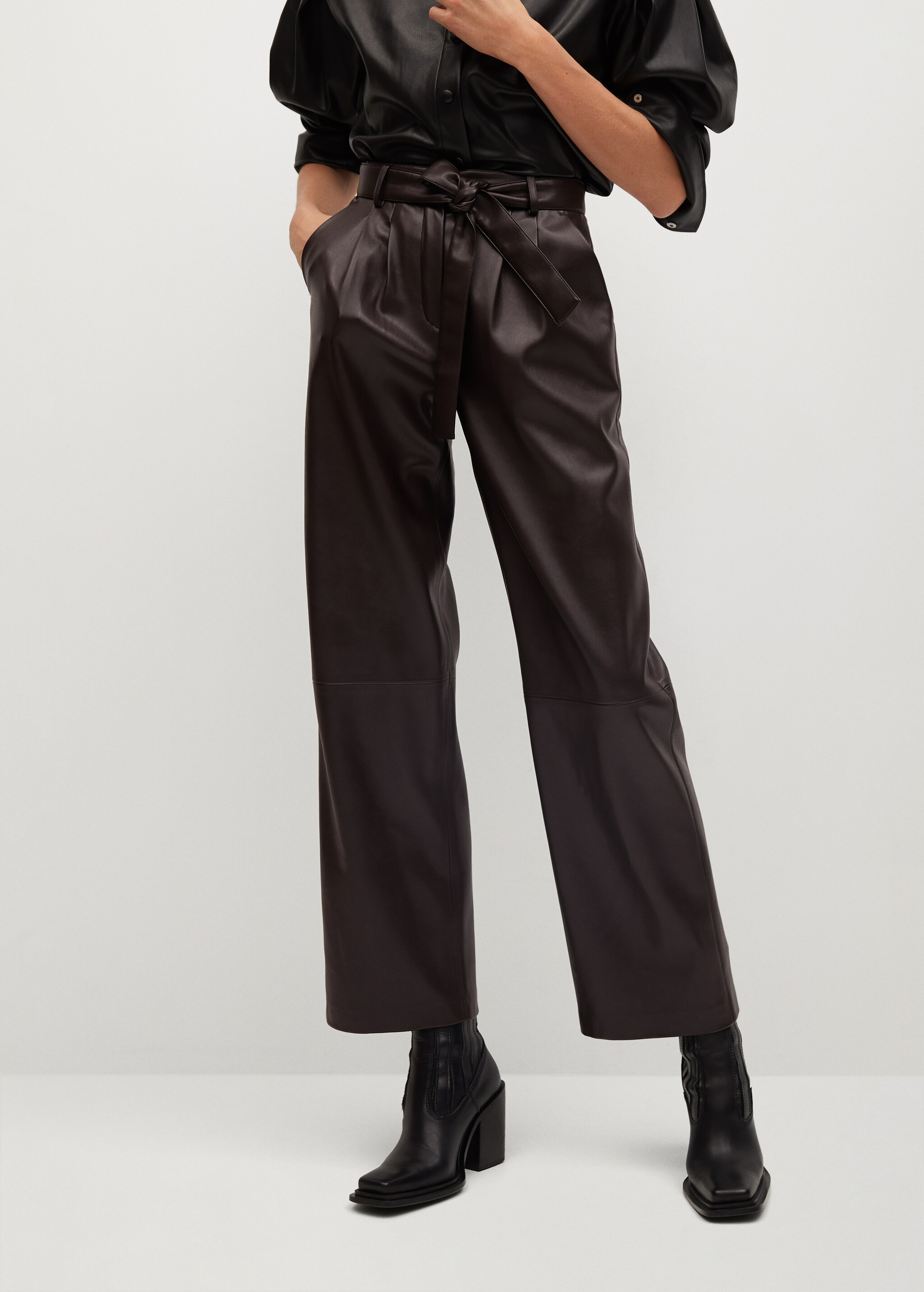 Pantalón recto efecto piel - Plano medio