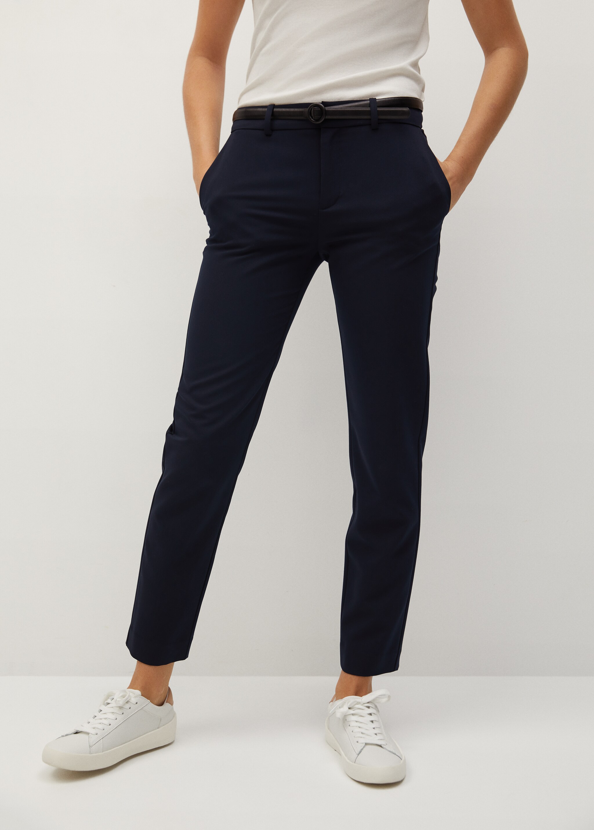 Pantalón traje cinturón - Plano medio
