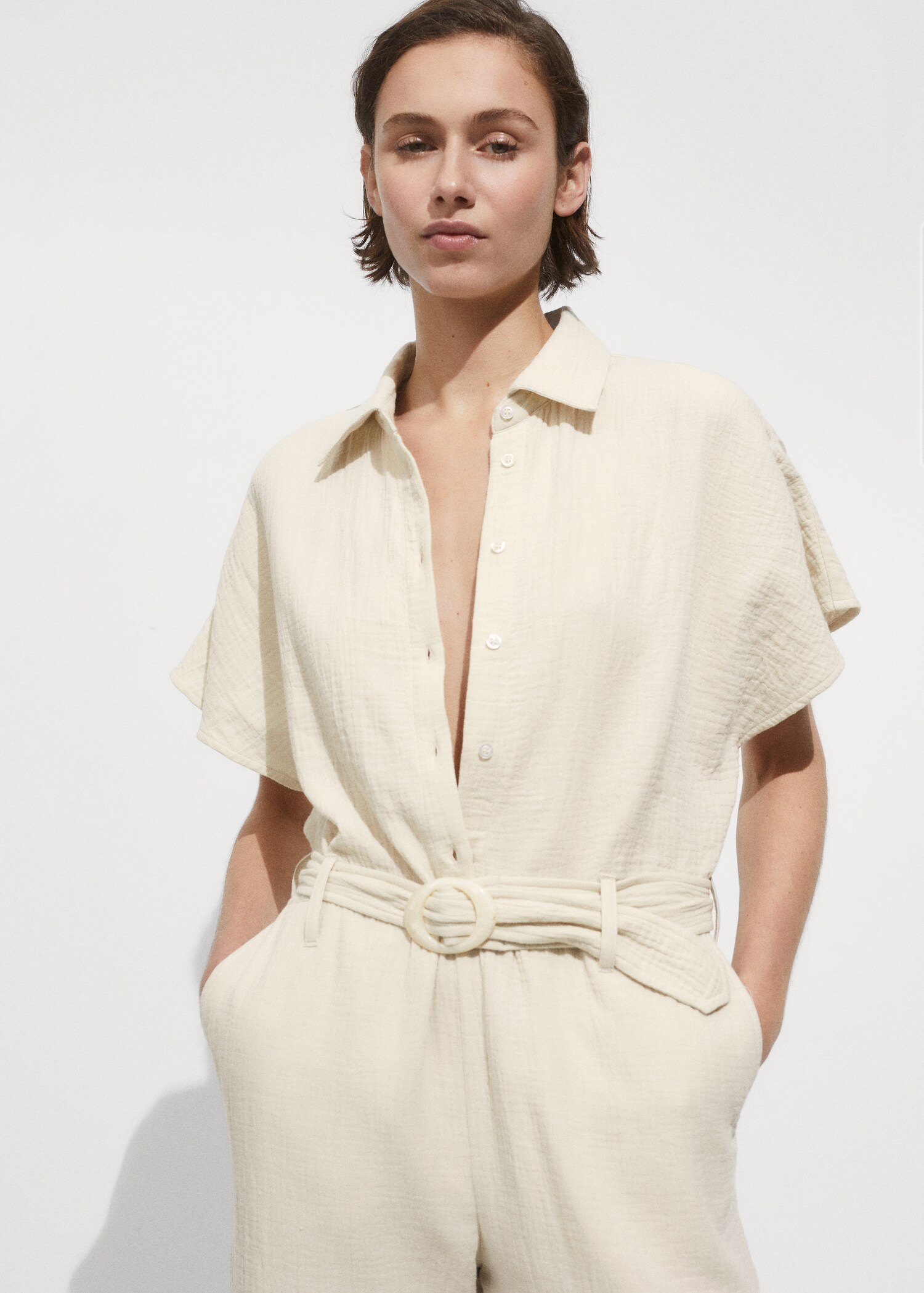 Langer Jumpsuit mit Gürtel - Mittlere Ansicht